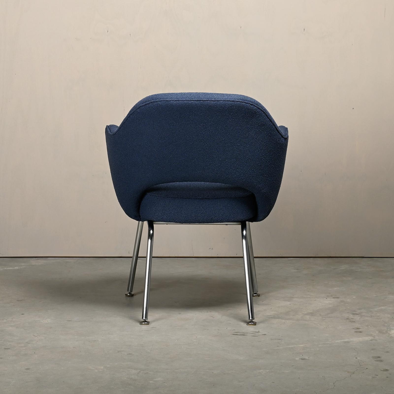 Eero Saarinen Executive Armchair in Blue Bouclé fabric for Knoll International In Good Condition For Sale In Amsterdam, NL