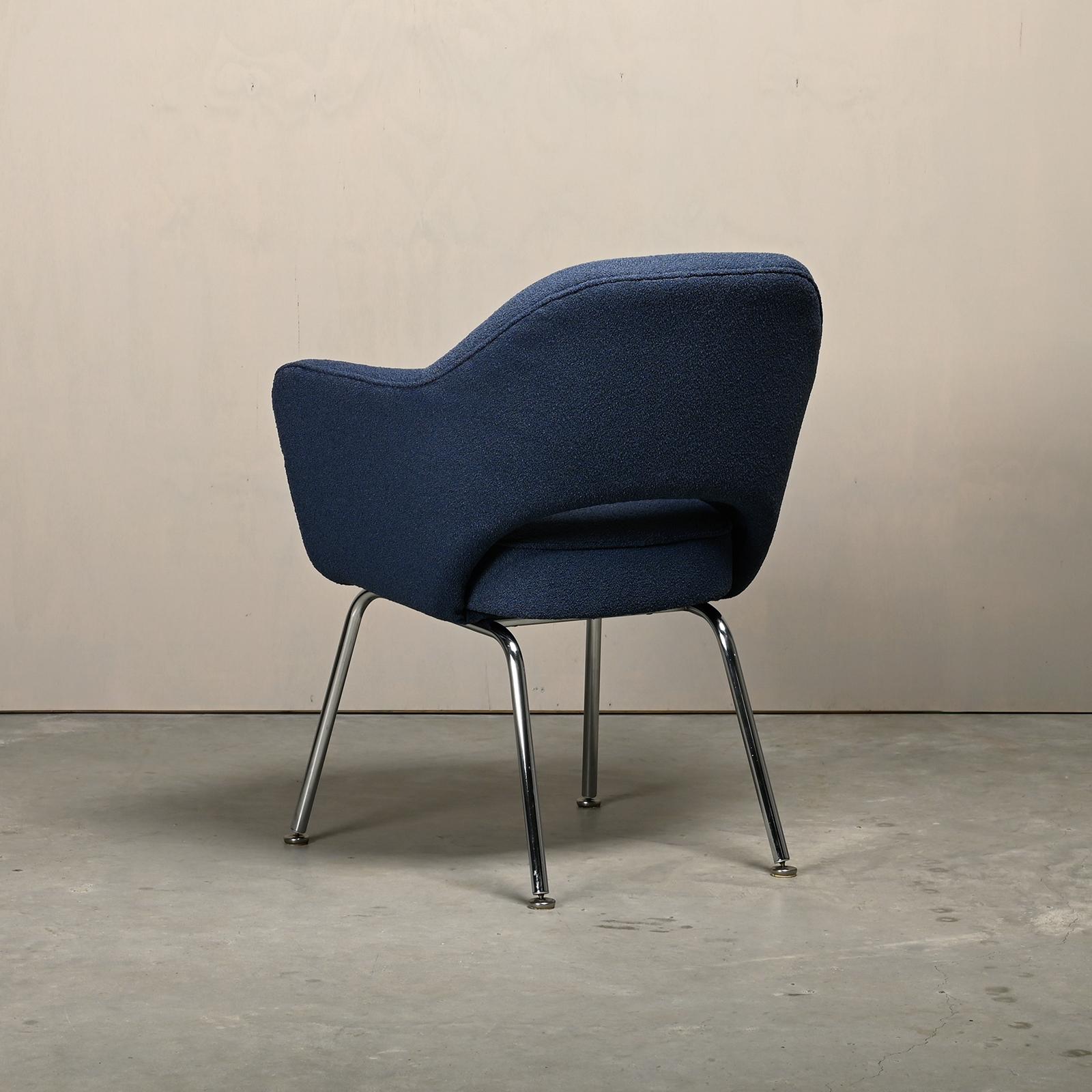 Mid-20th Century Eero Saarinen Executive Armchair in Blue Bouclé fabric for Knoll International For Sale