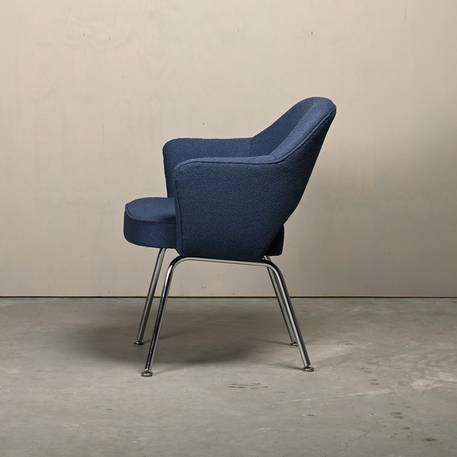 Metal Eero Saarinen Executive Armchair in Blue Bouclé fabric for Knoll International For Sale
