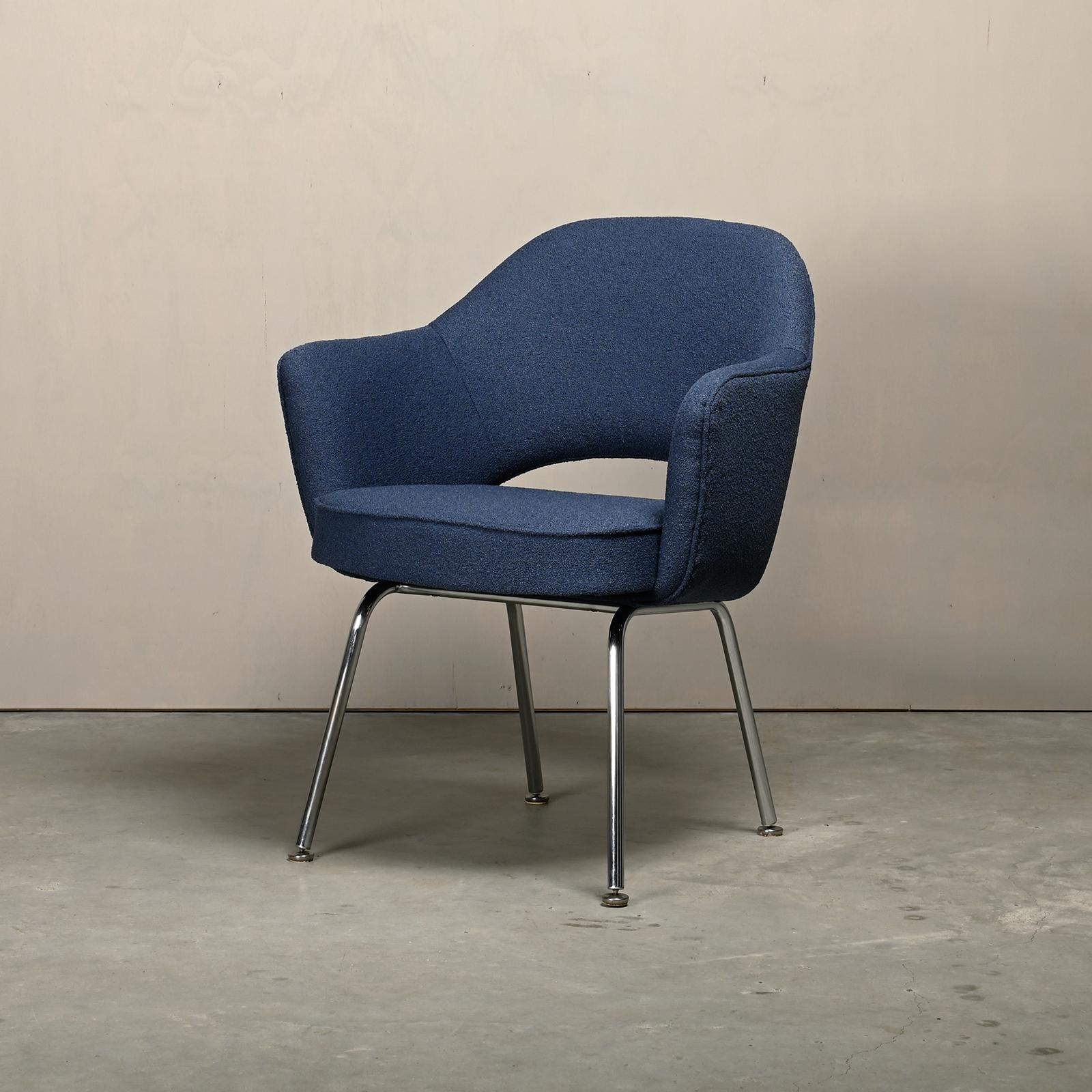 Eero Saarinen Executive Armchair in Blue Bouclé fabric for Knoll International For Sale 1