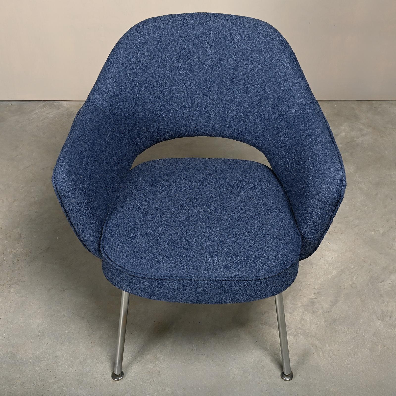 Eero Saarinen Executive Armchair in Blue Bouclé fabric for Knoll International For Sale 2