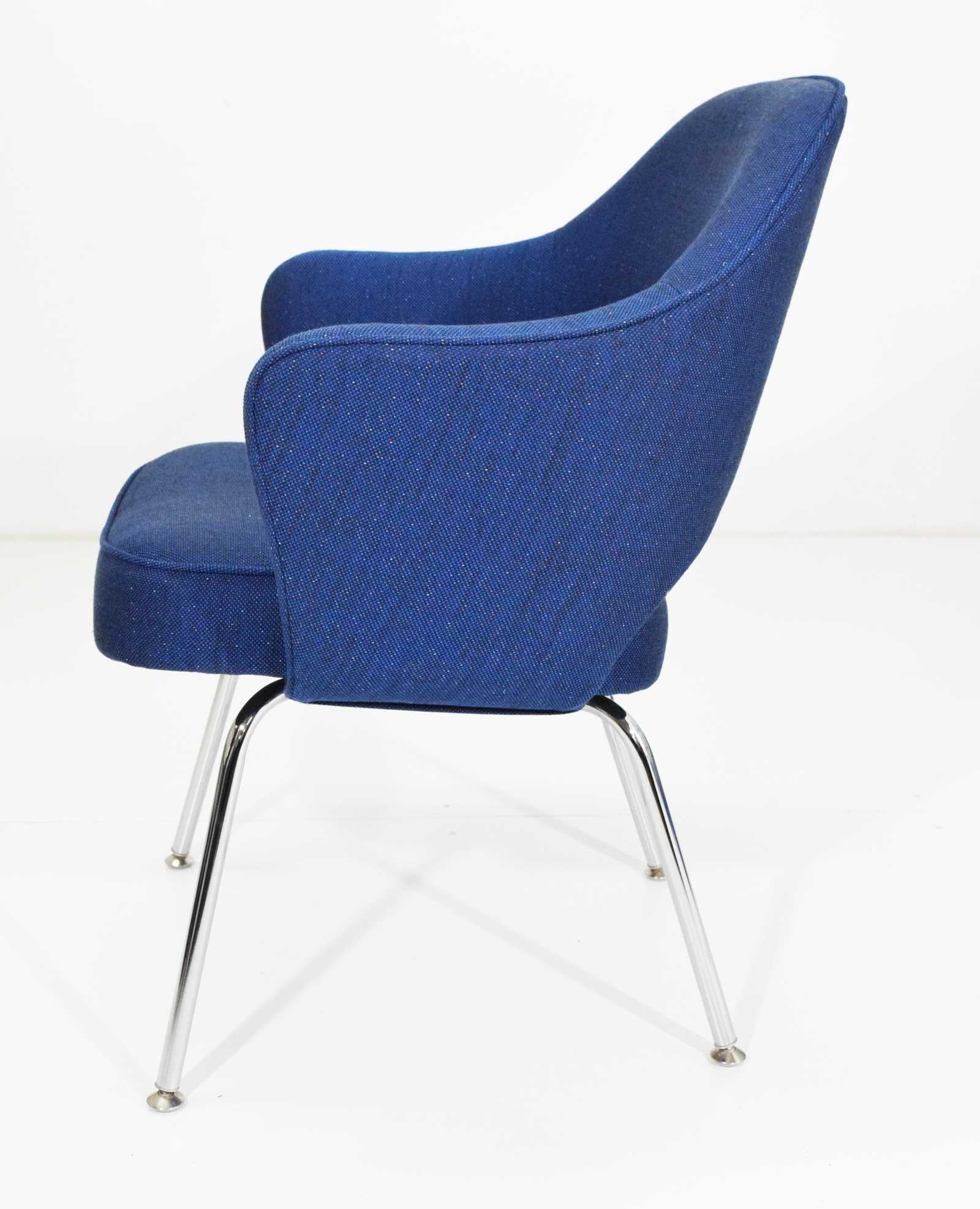 Mid-Century Modern Fauteuil de direction Eero Saarinen en tissu bleu Raf Simons en vente