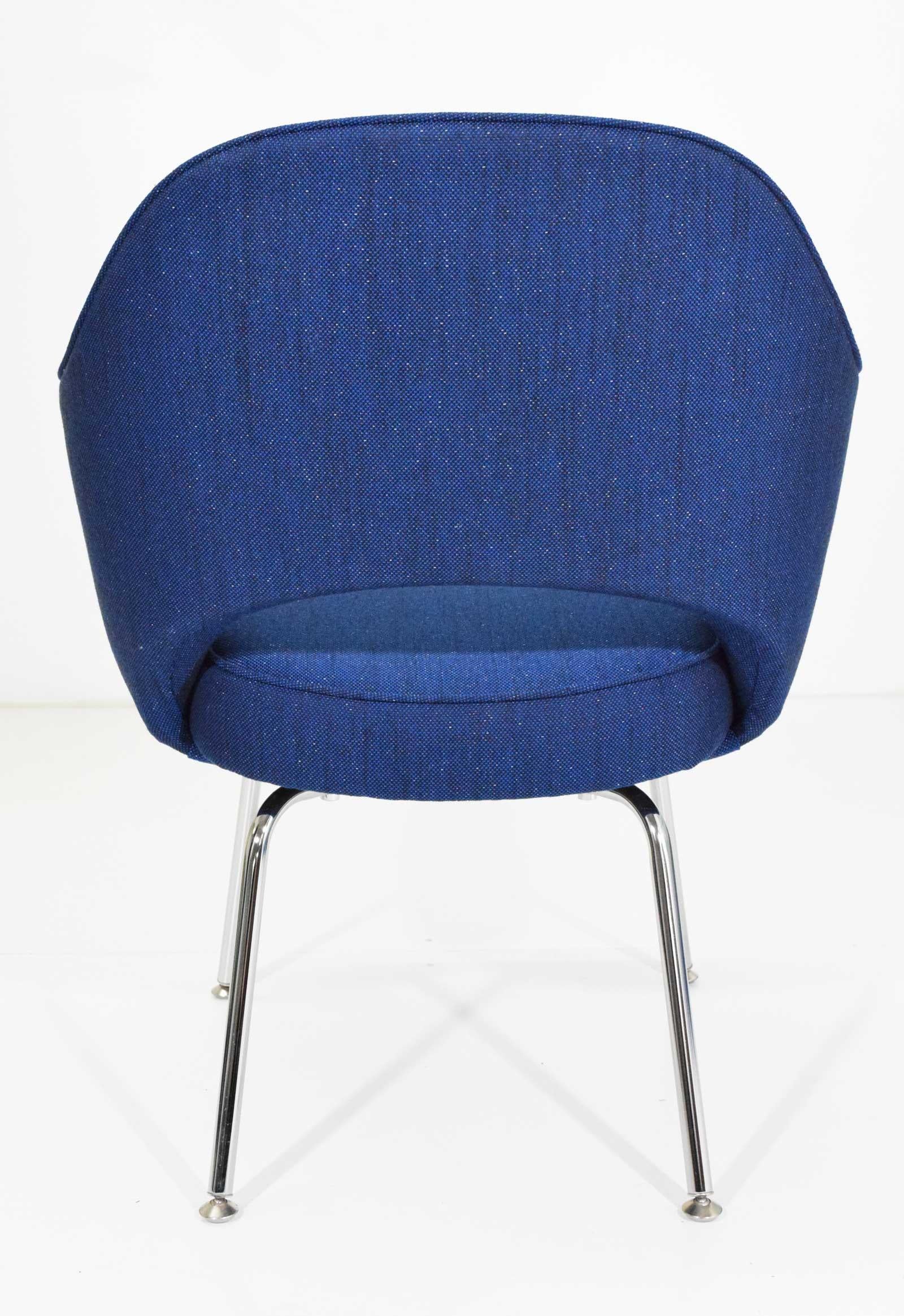 Fauteuil de direction Eero Saarinen en tissu bleu Raf Simons Excellent état - En vente à Dallas, TX