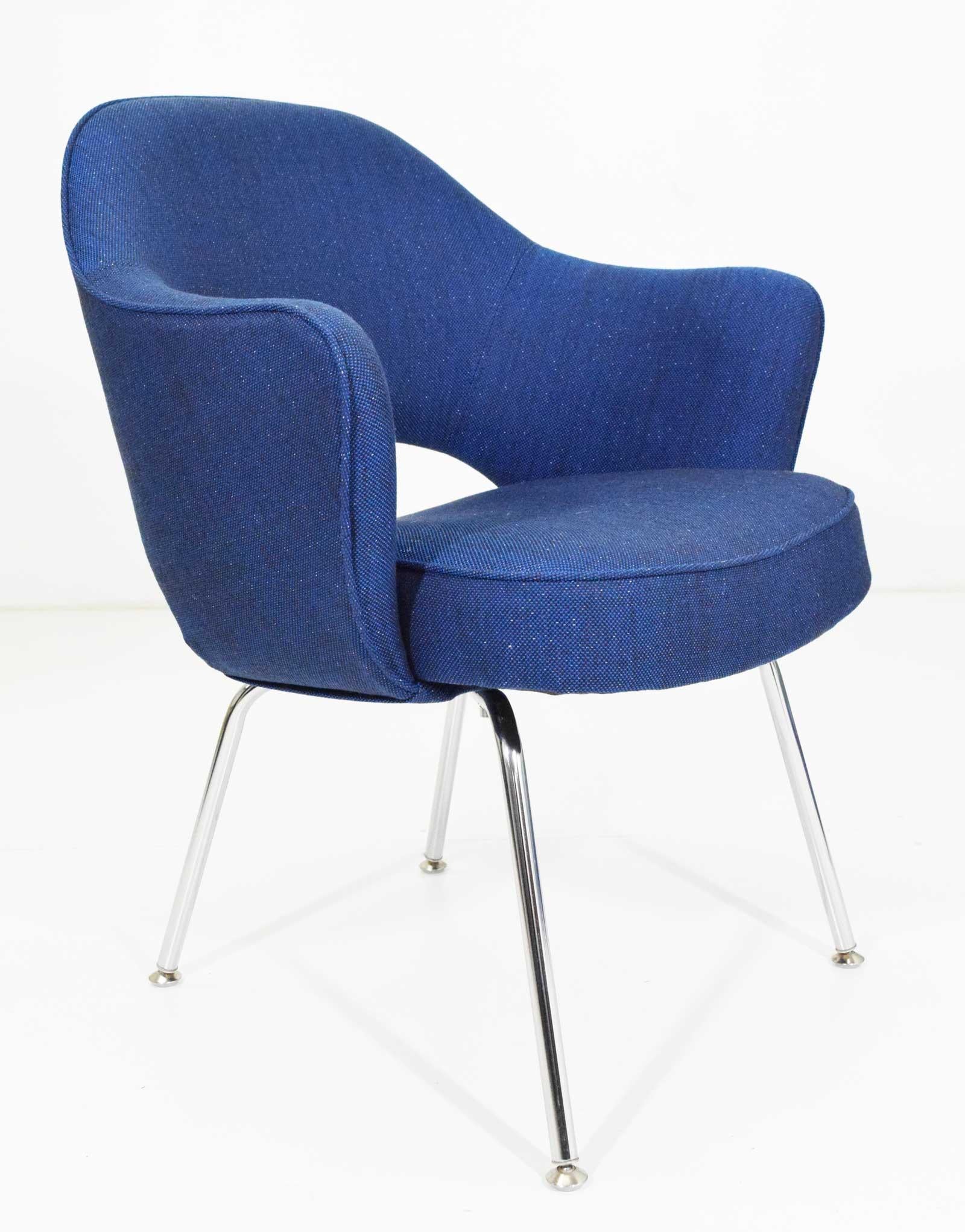 Métal Fauteuil de direction Eero Saarinen en tissu bleu Raf Simons en vente