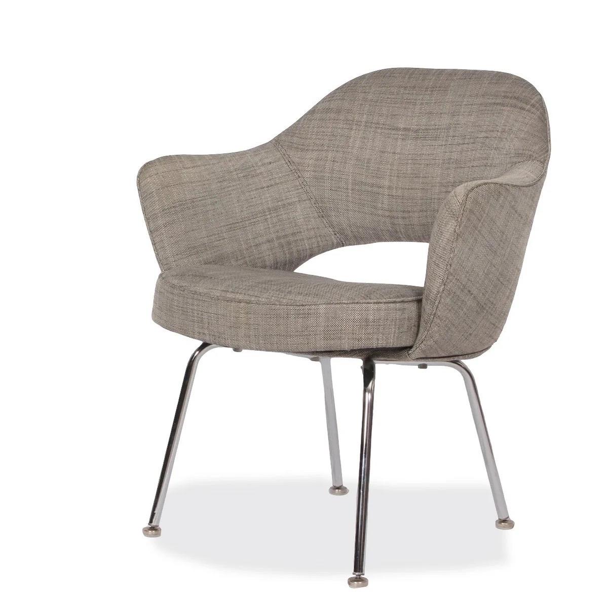 Ein Satz von 12 (drei) Eero Saarinen Executive Armchairs.

Hergestellt in den USA, ca. 1970.  Vor ca. 10 Jahren mit Kravet-Stoff neu gepolstert.

Abmessungen:
Höhe (in): 31½
Breite (in): 26
Tiefe (in): 24¾
Gewicht (lbs): 19
Sitzhöhe (in): 18
Armhöhe
