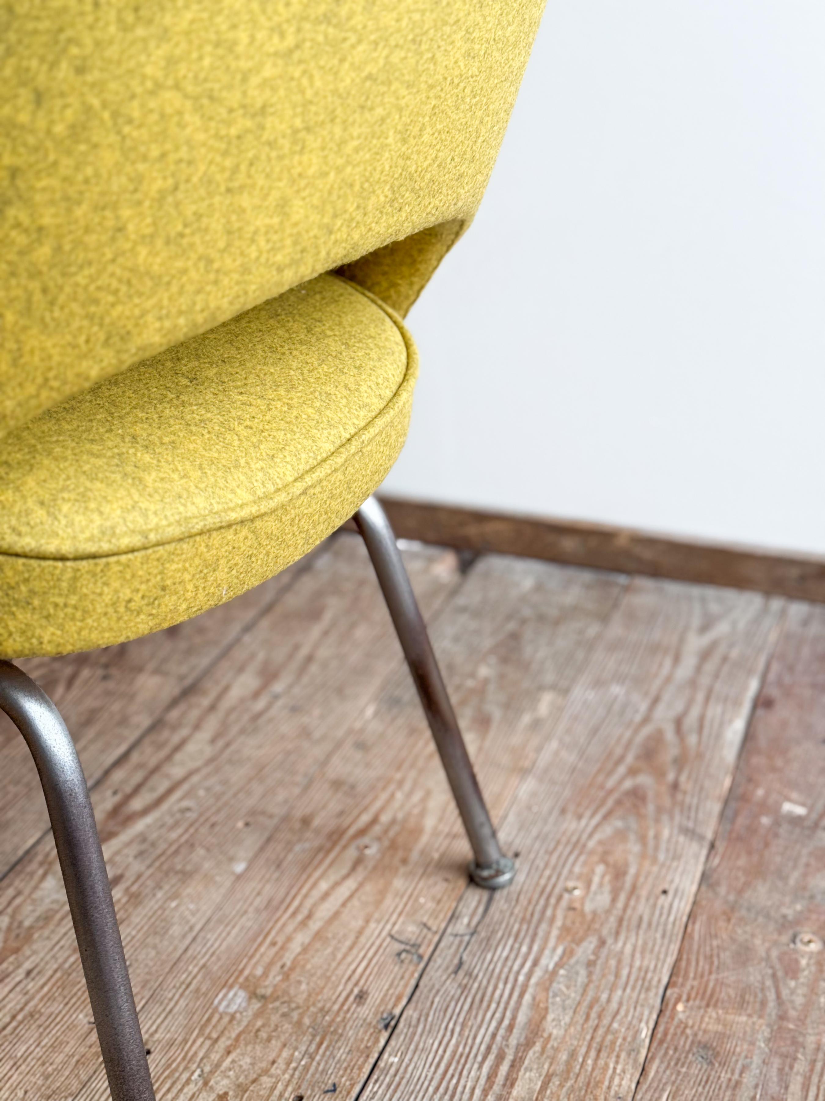 Silla ejecutiva Eero Saarinen para Knoll, retapizada en fieltro de lana amarillo en venta 3