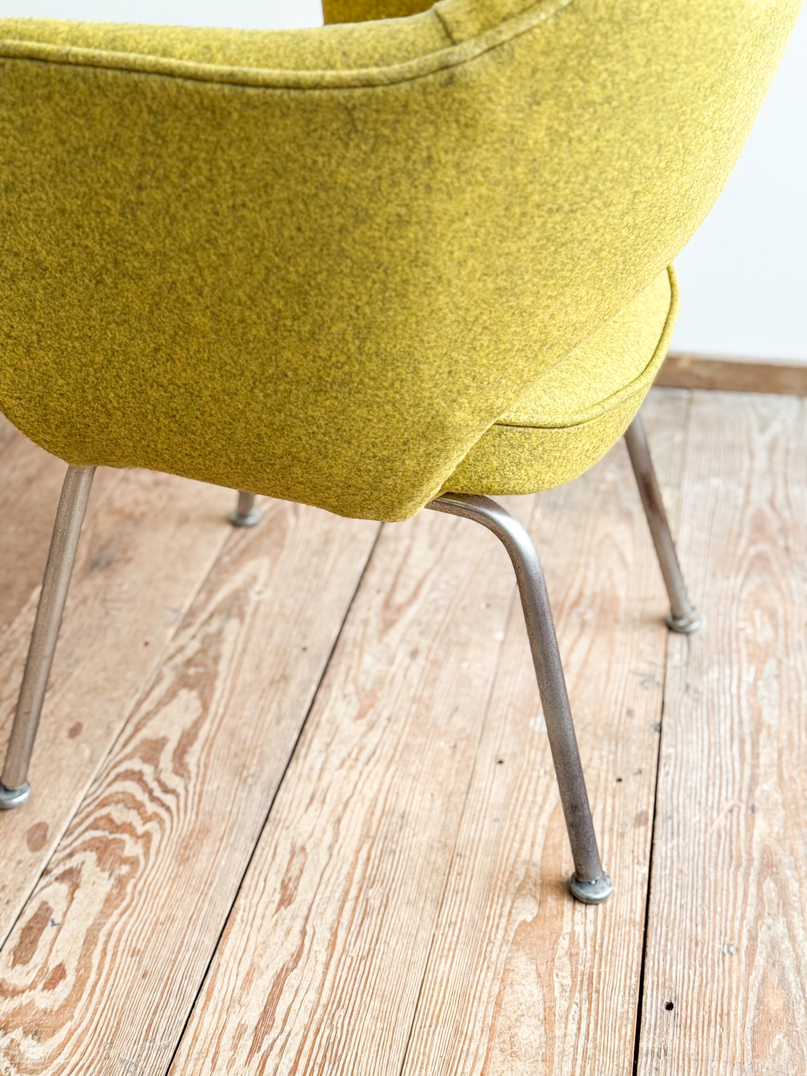 Silla ejecutiva Eero Saarinen para Knoll, retapizada en fieltro de lana amarillo en venta 4