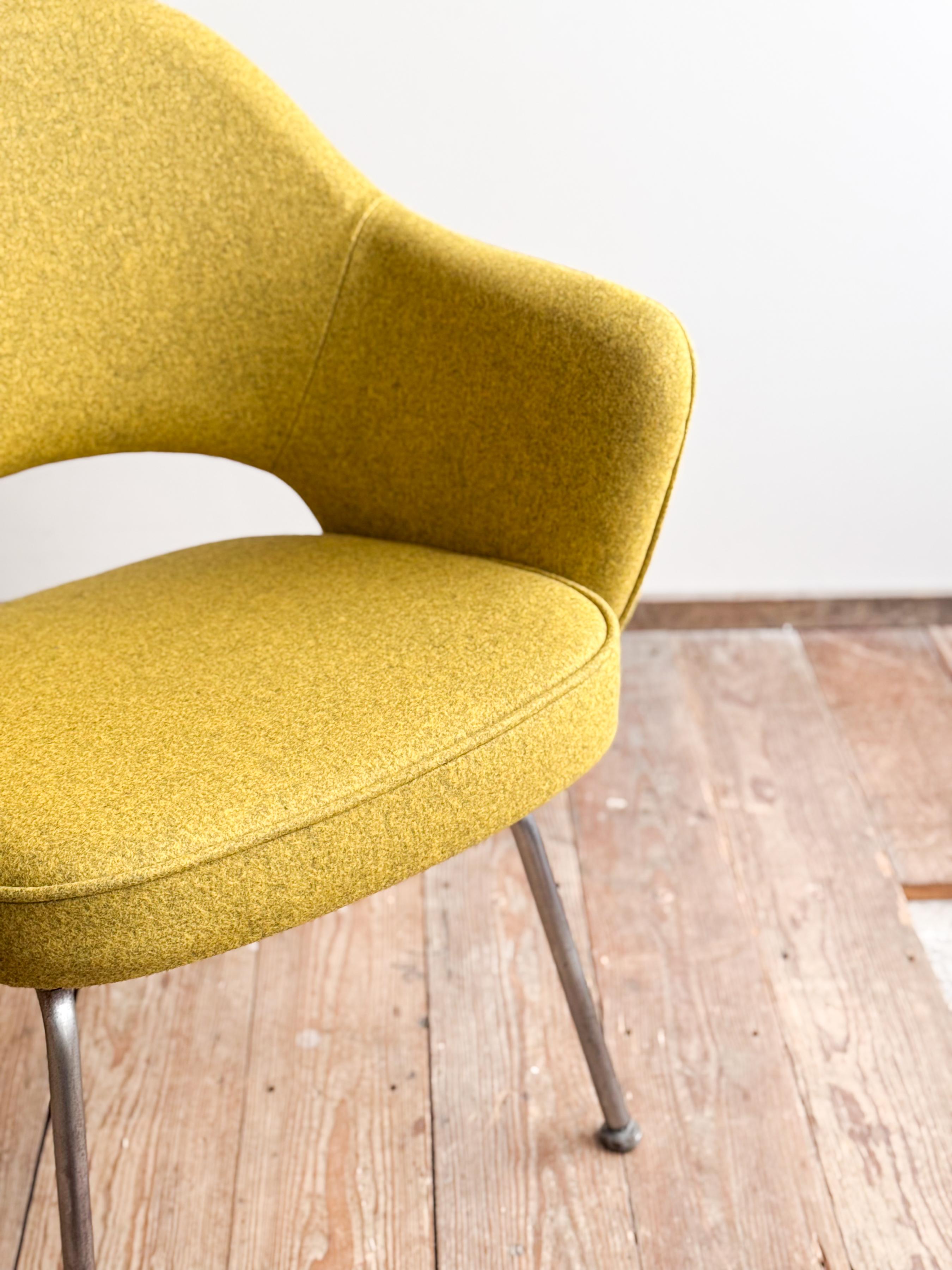 Silla ejecutiva Eero Saarinen para Knoll, retapizada en fieltro de lana amarillo en venta 5