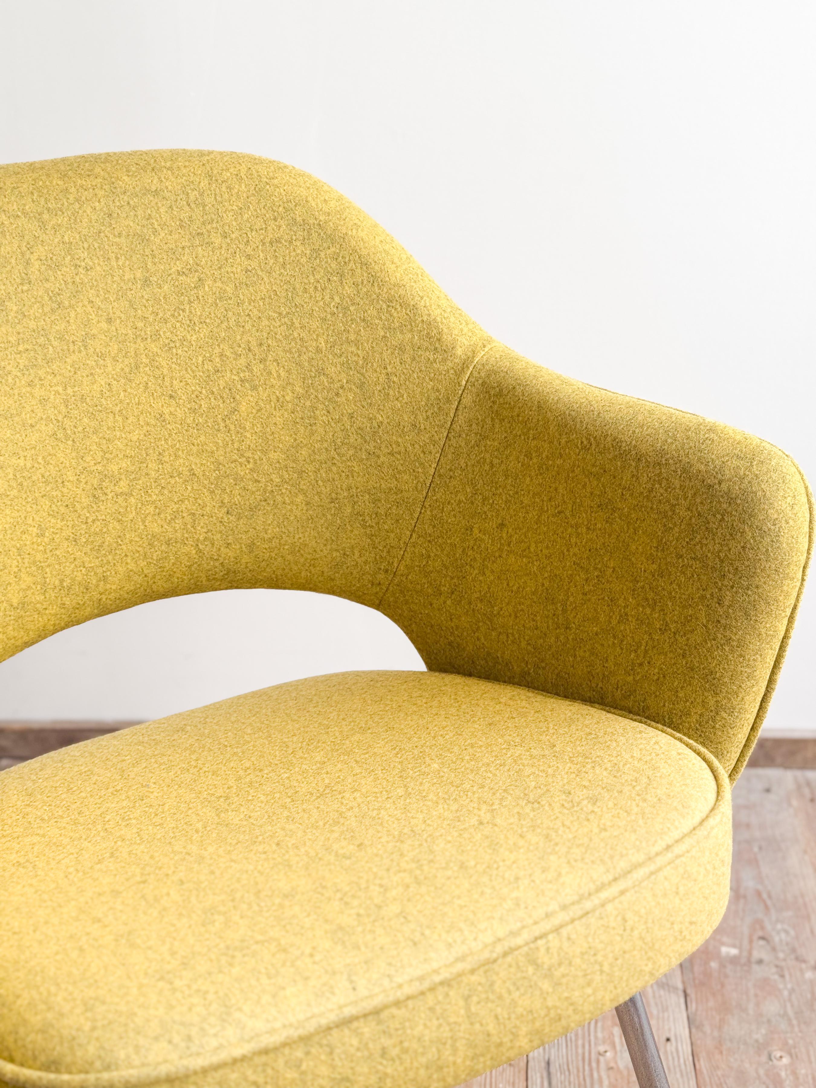Silla ejecutiva Eero Saarinen para Knoll, retapizada en fieltro de lana amarillo en venta 6