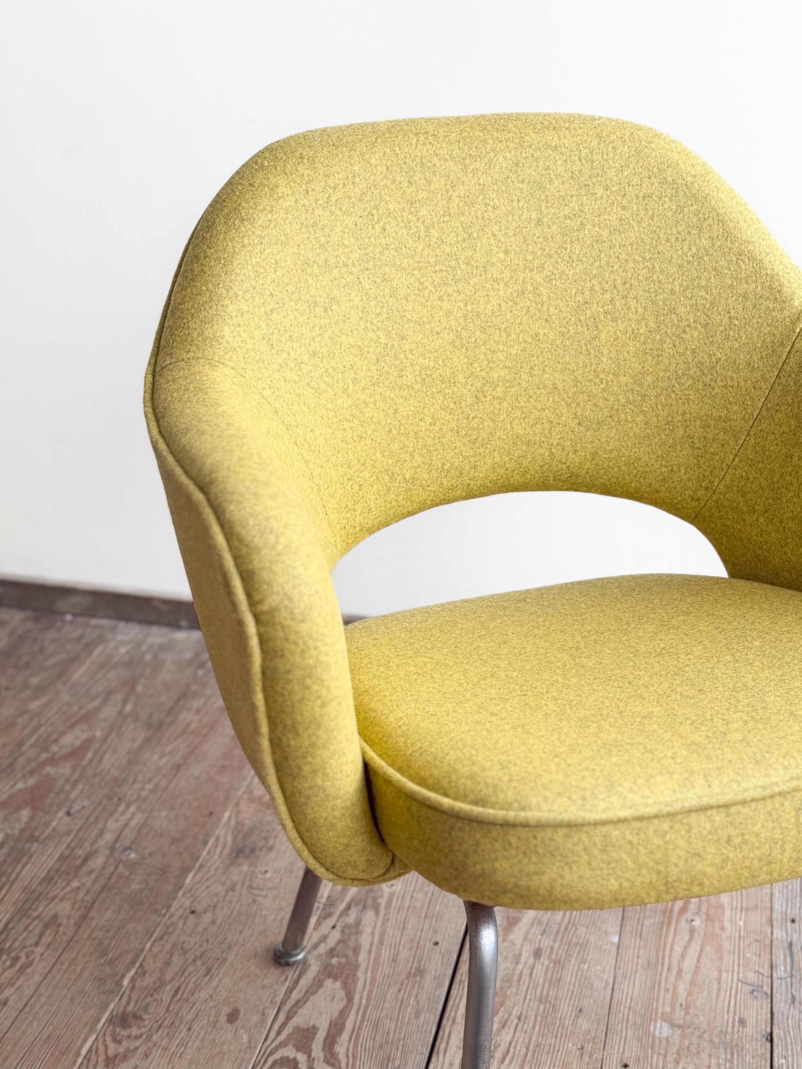 Silla ejecutiva Eero Saarinen para Knoll, retapizada en fieltro de lana amarillo en venta 7