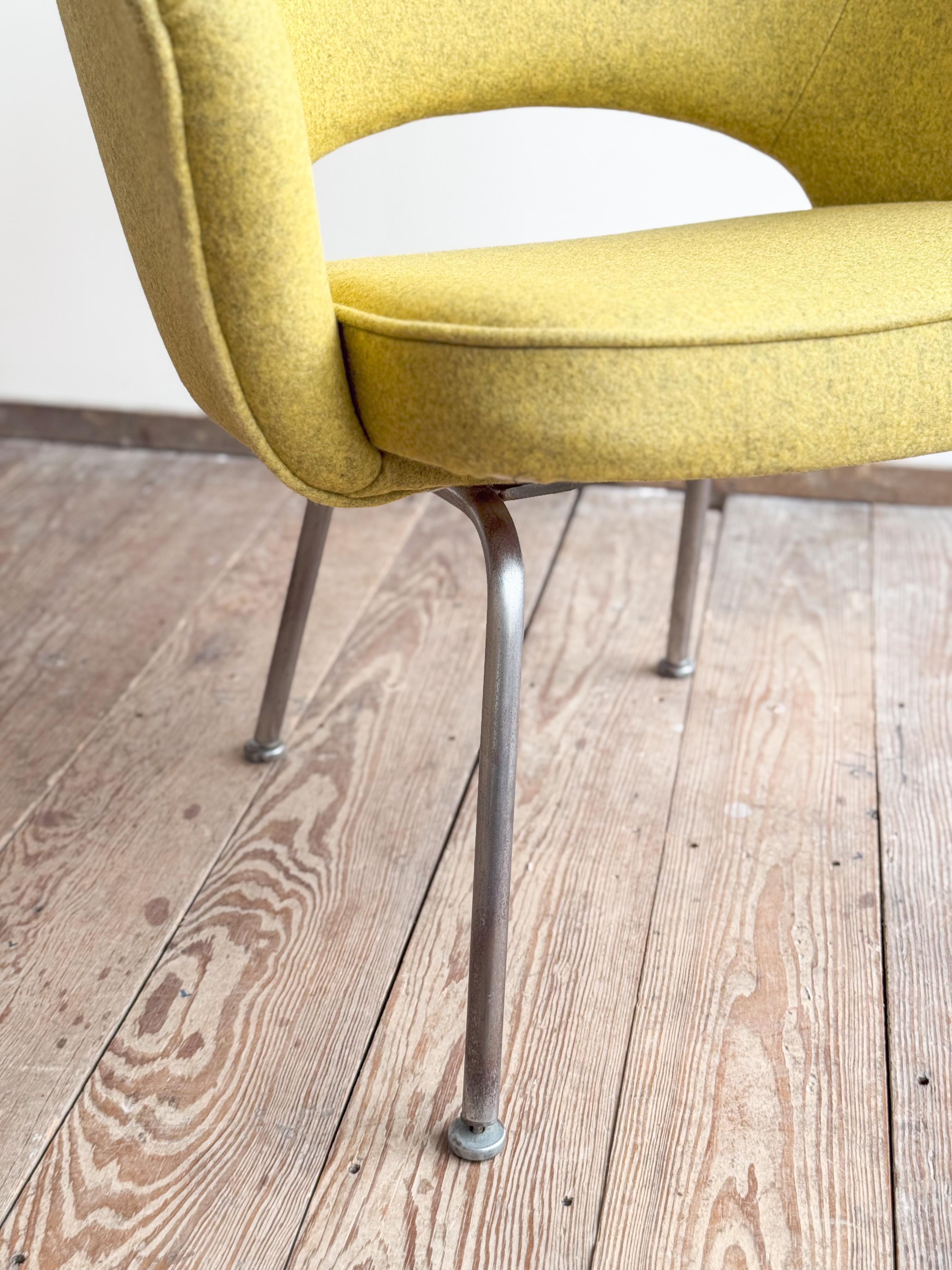 Silla ejecutiva Eero Saarinen para Knoll, retapizada en fieltro de lana amarillo en venta 8