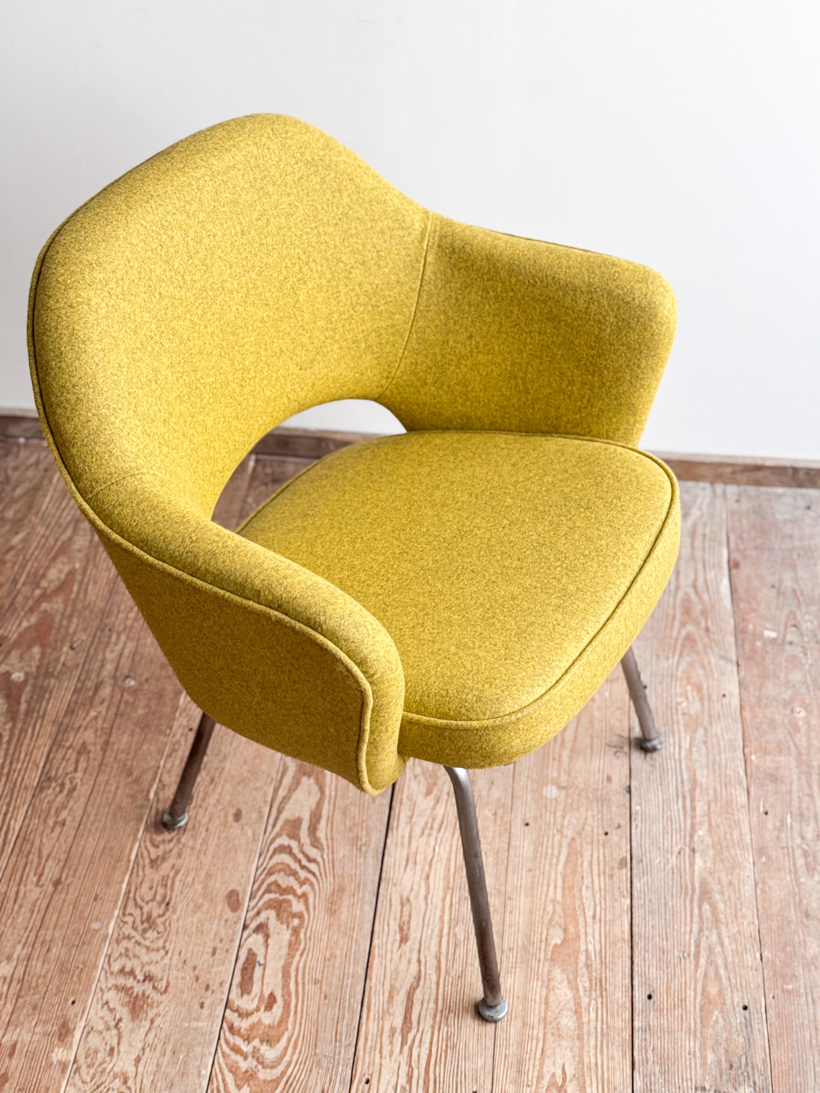 Silla ejecutiva Eero Saarinen para Knoll, retapizada en fieltro de lana amarillo en venta 9