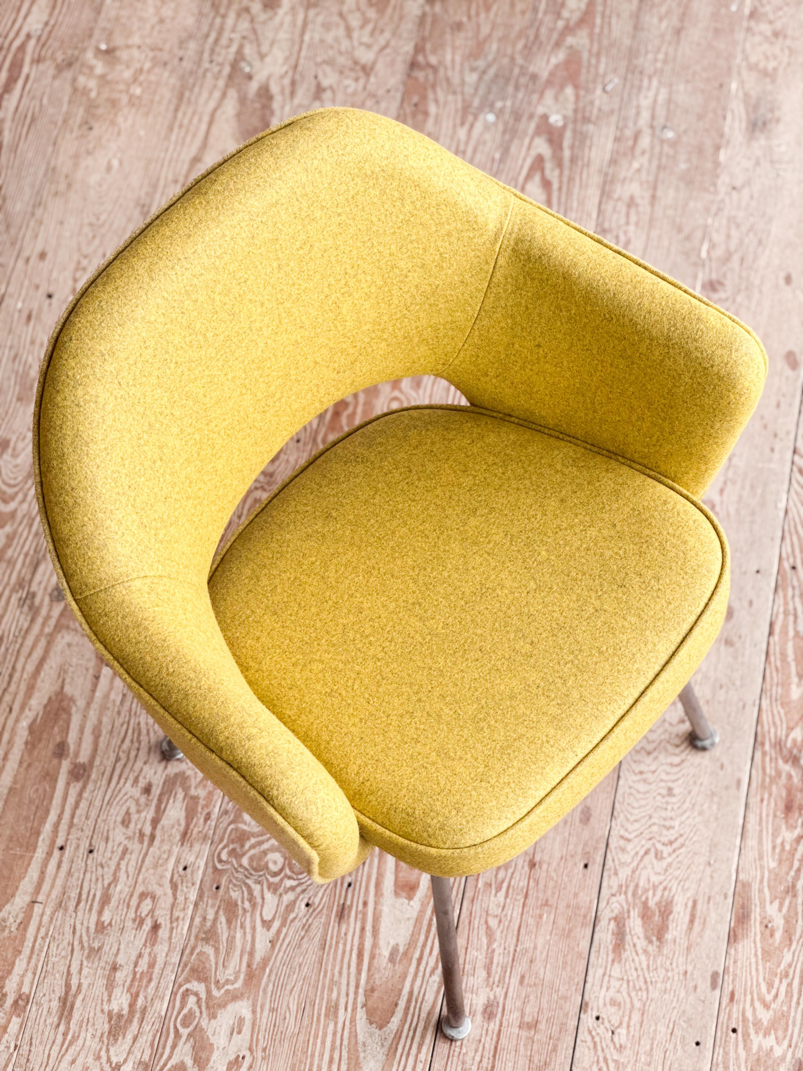 Silla ejecutiva Eero Saarinen para Knoll, retapizada en fieltro de lana amarillo en venta 11