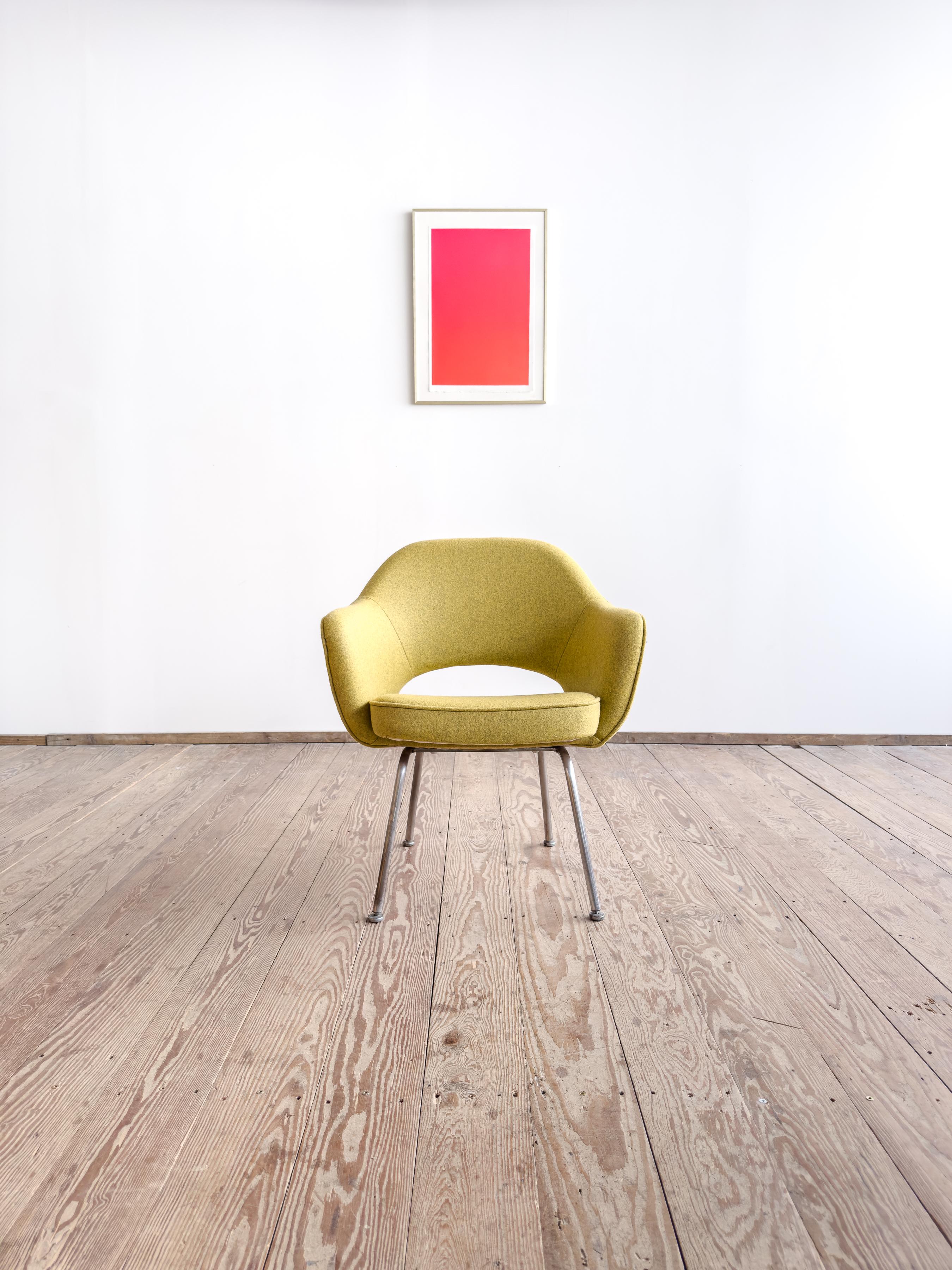Silla ejecutiva Eero Saarinen para Knoll, retapizada en fieltro de lana amarillo Moderno de mediados de siglo en venta