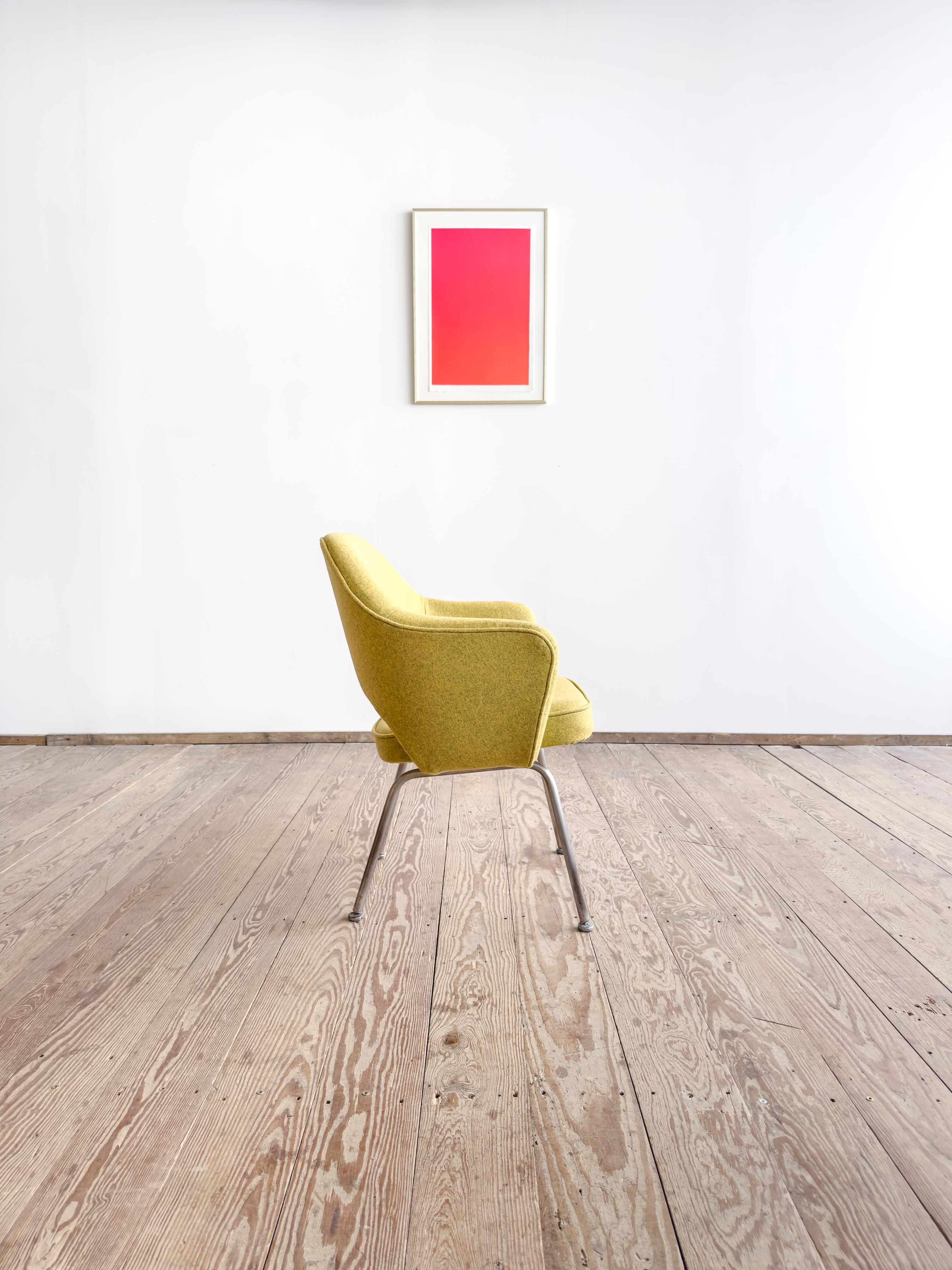 Silla ejecutiva Eero Saarinen para Knoll, retapizada en fieltro de lana amarillo Alemán en venta