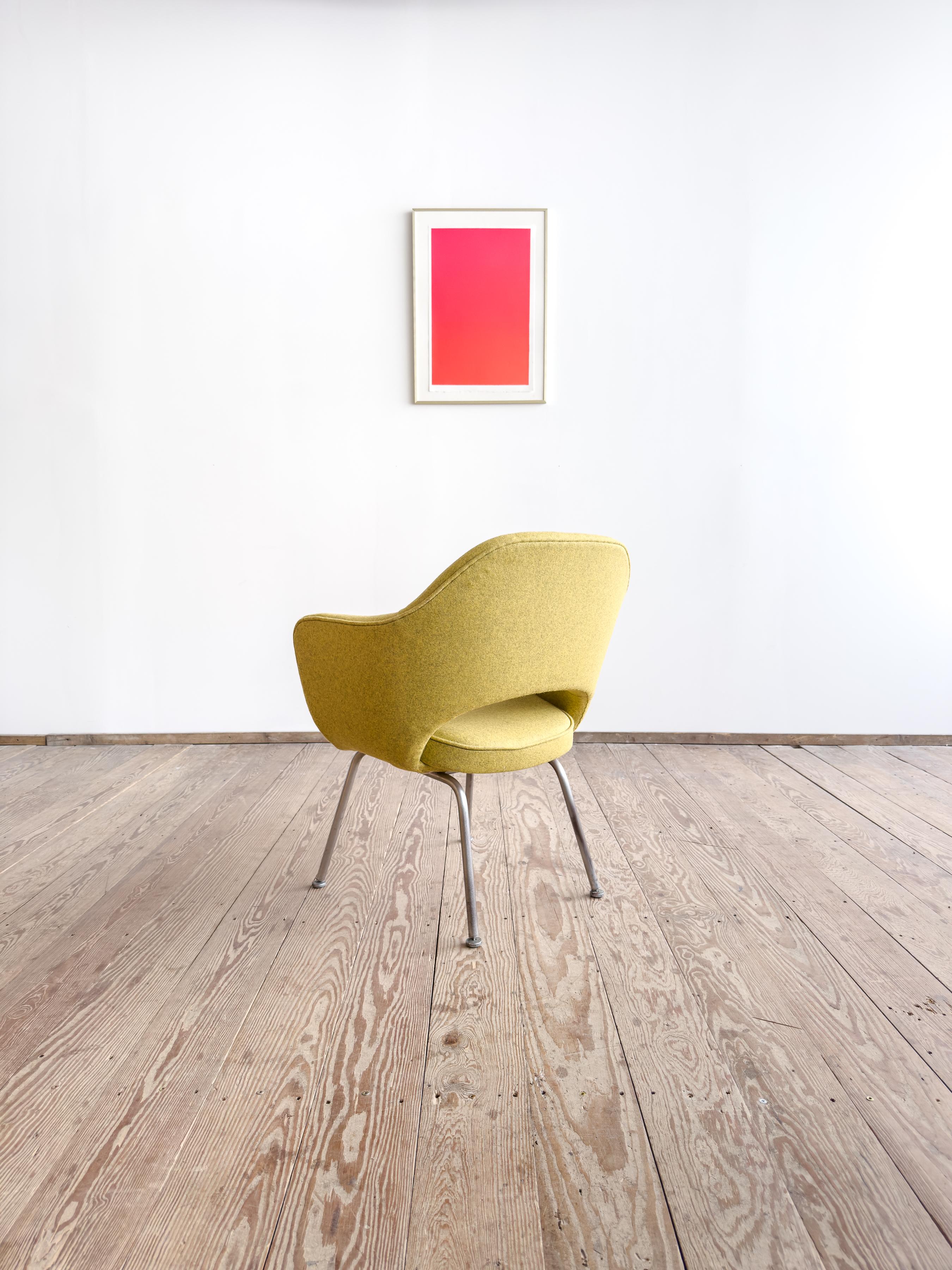 Silla ejecutiva Eero Saarinen para Knoll, retapizada en fieltro de lana amarillo siglo XX en venta