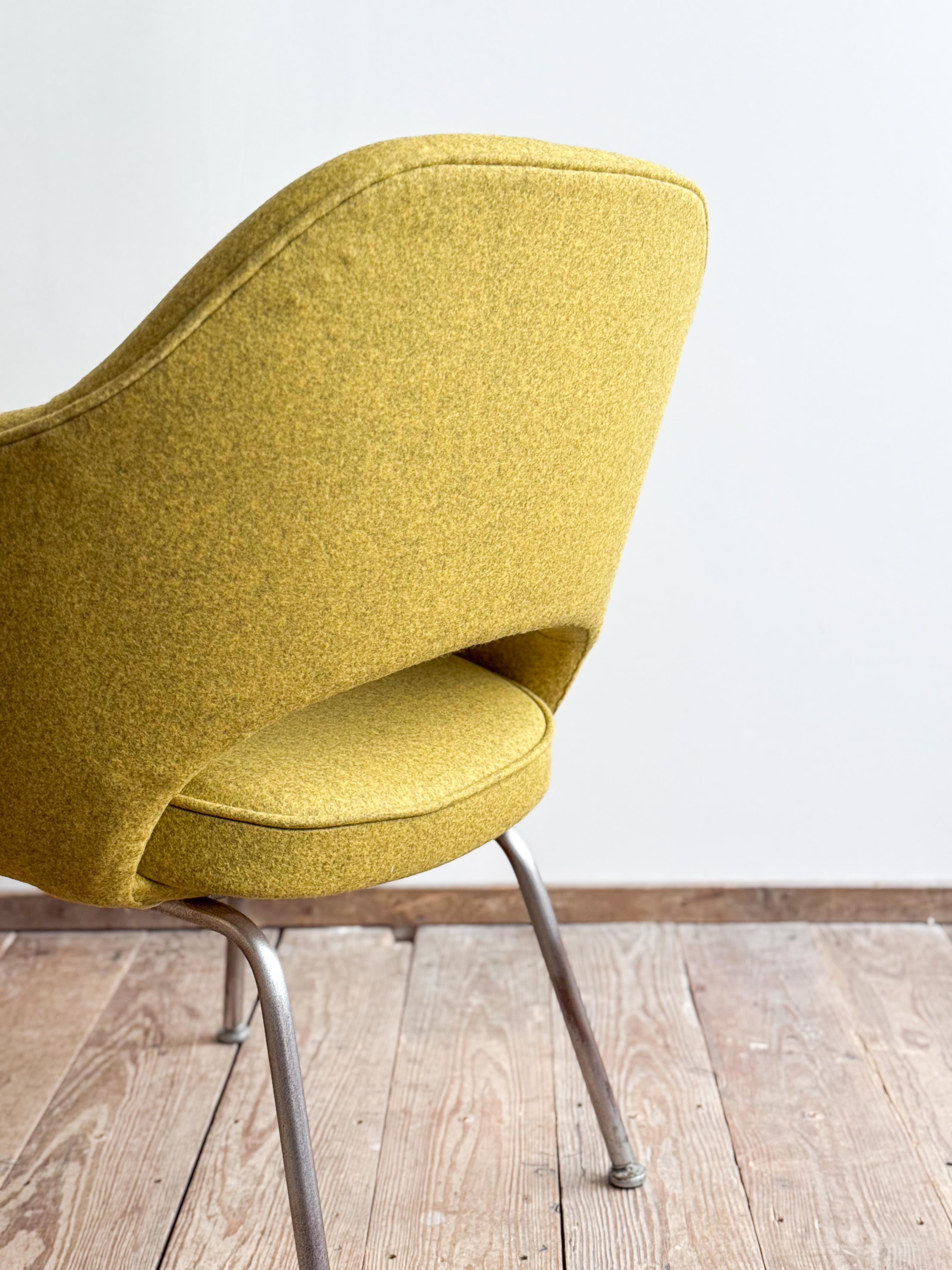 Silla ejecutiva Eero Saarinen para Knoll, retapizada en fieltro de lana amarillo Acero en venta