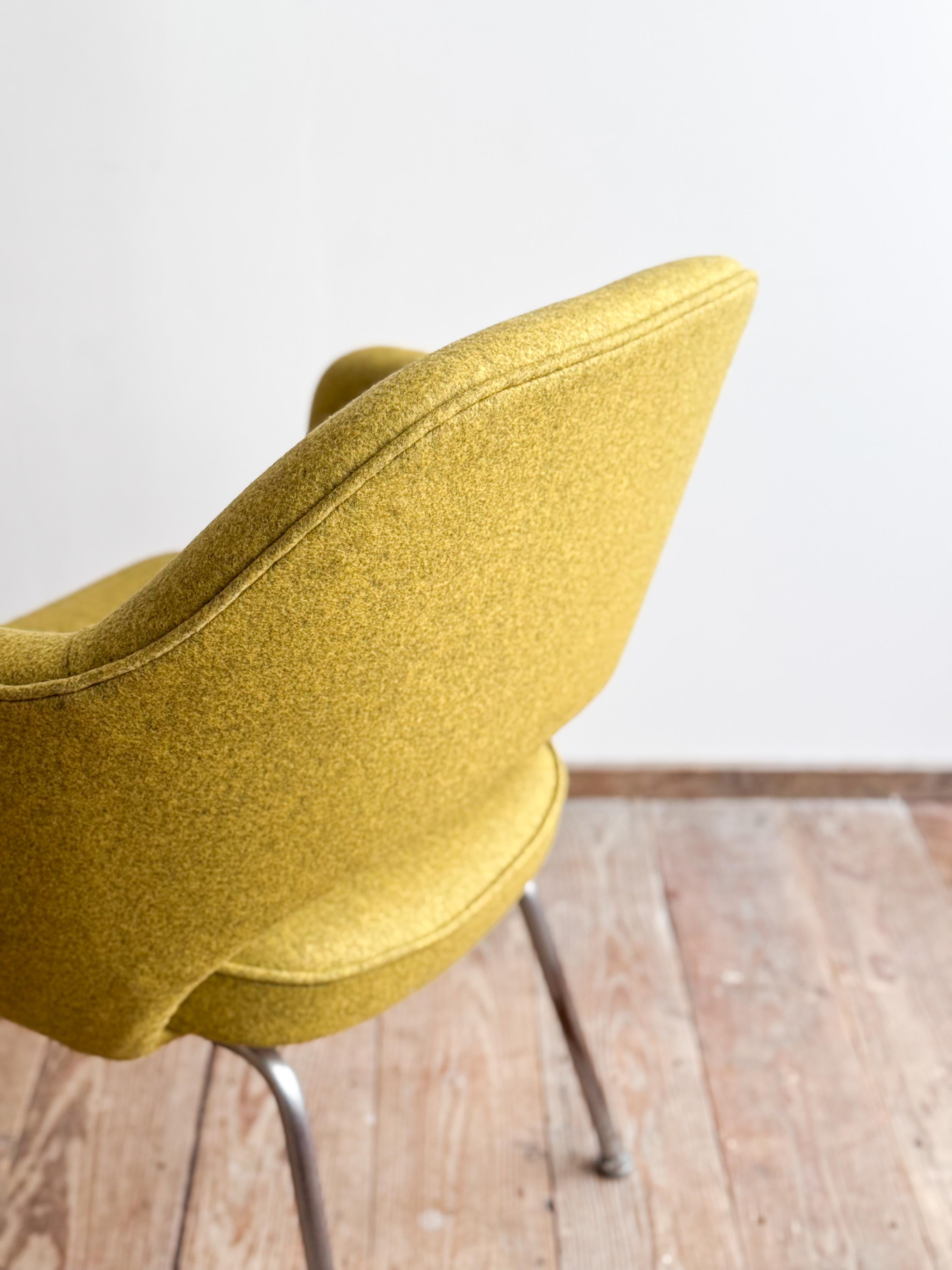 Silla ejecutiva Eero Saarinen para Knoll, retapizada en fieltro de lana amarillo en venta 1