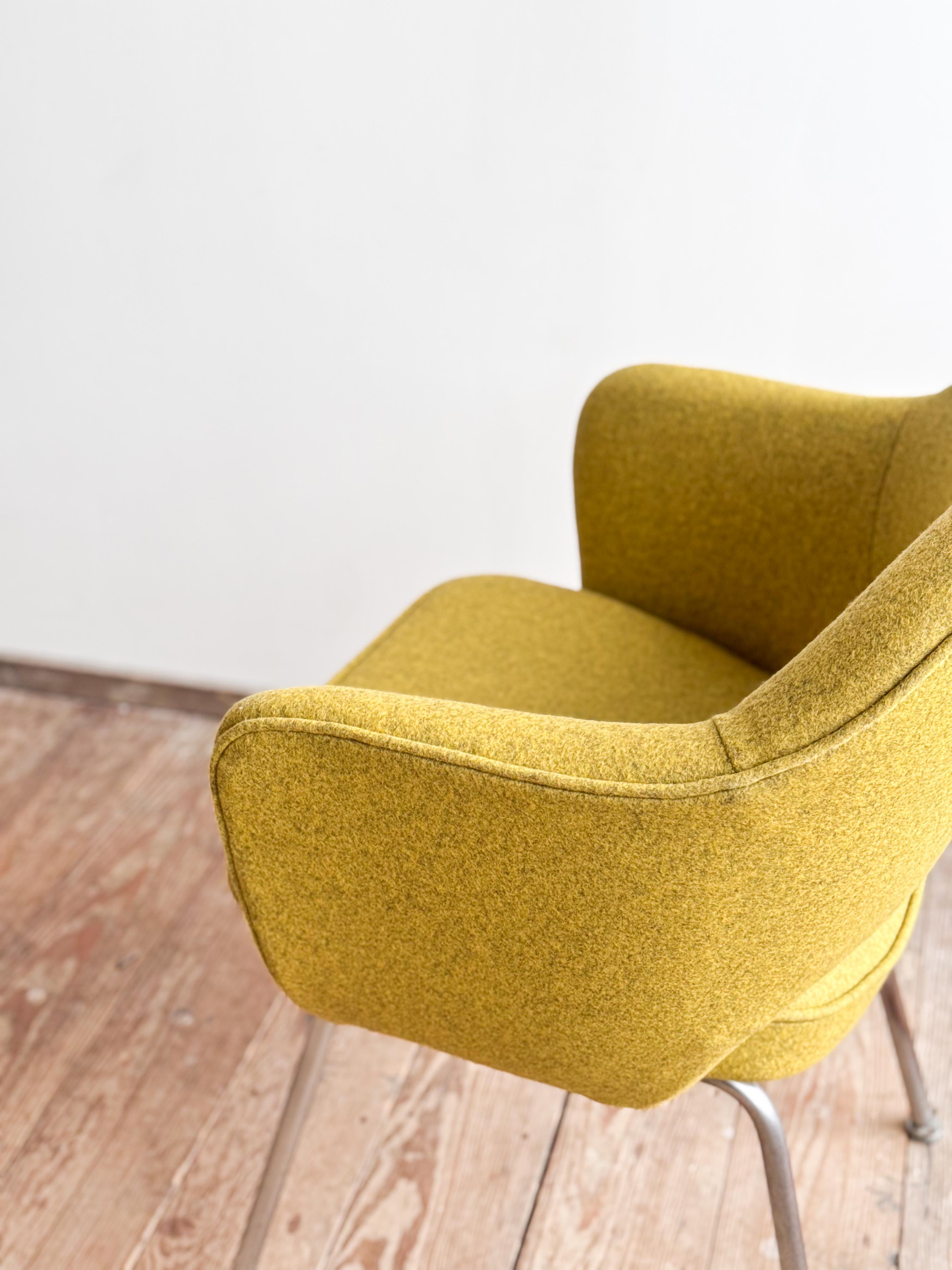 Silla ejecutiva Eero Saarinen para Knoll, retapizada en fieltro de lana amarillo en venta 2