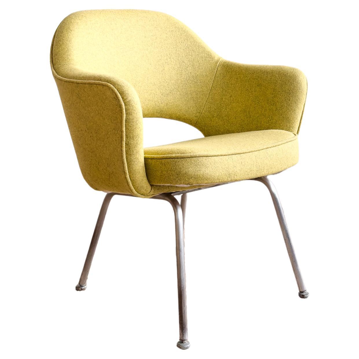 Silla ejecutiva Eero Saarinen para Knoll, retapizada en fieltro de lana amarillo