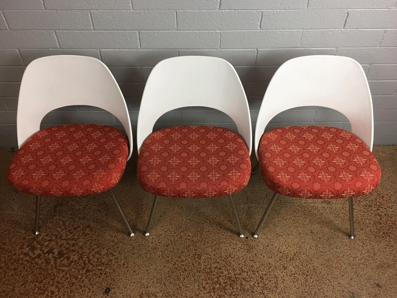 Iconic set of three chairs by Eero Saarinen. Manufactured in 2006. Original fabric. Knoll. Very good condition.