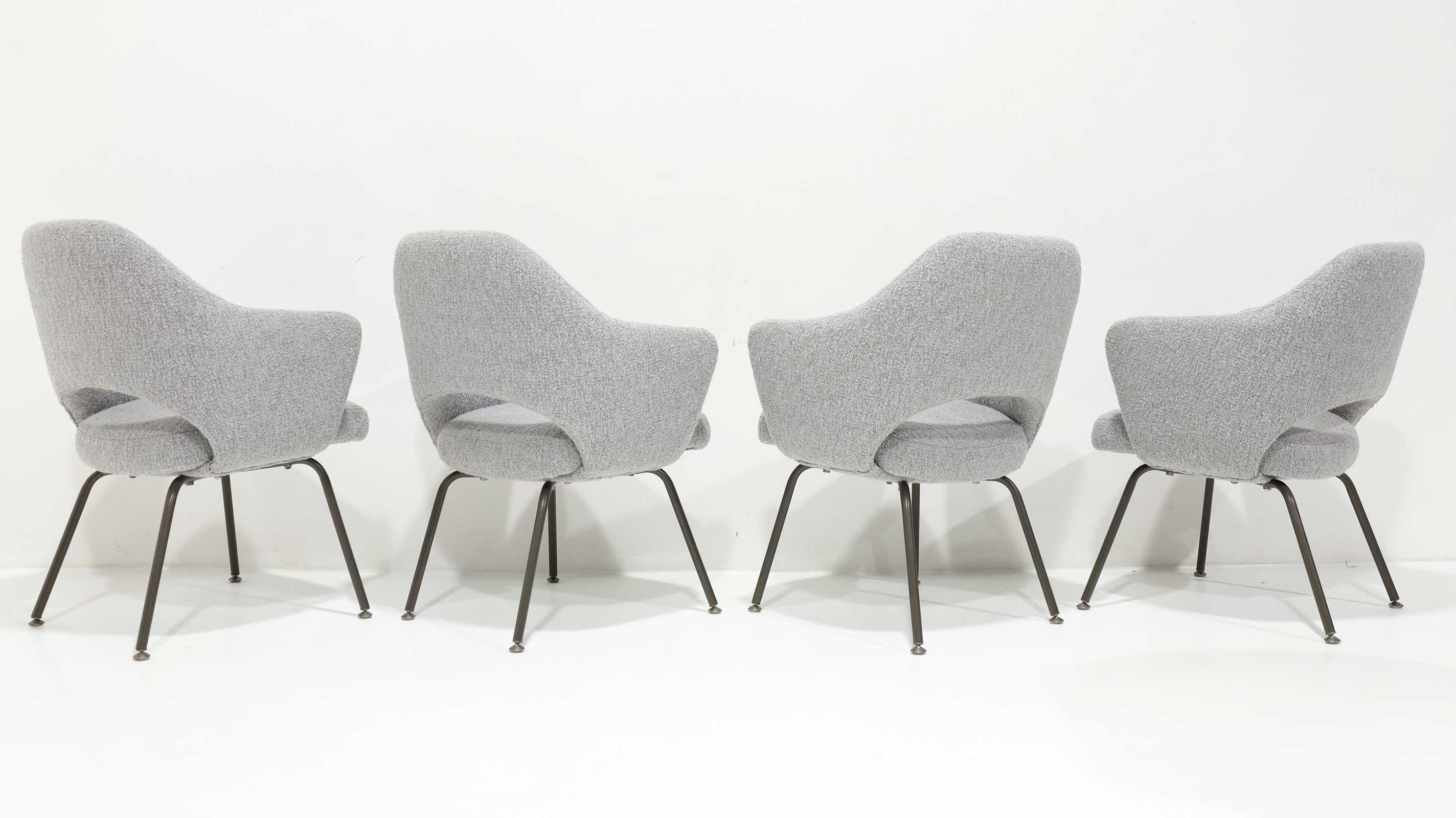 Una delle più grandi sedie mai progettate, la poltrona direzionale di Eero Saarinen, aggiunge un'eleganza senza tempo a qualsiasi casa. Questo pezzo iconico non solo è comodo ed elegante, ma si adatta con grazia a qualsiasi tavolo ed è facile da