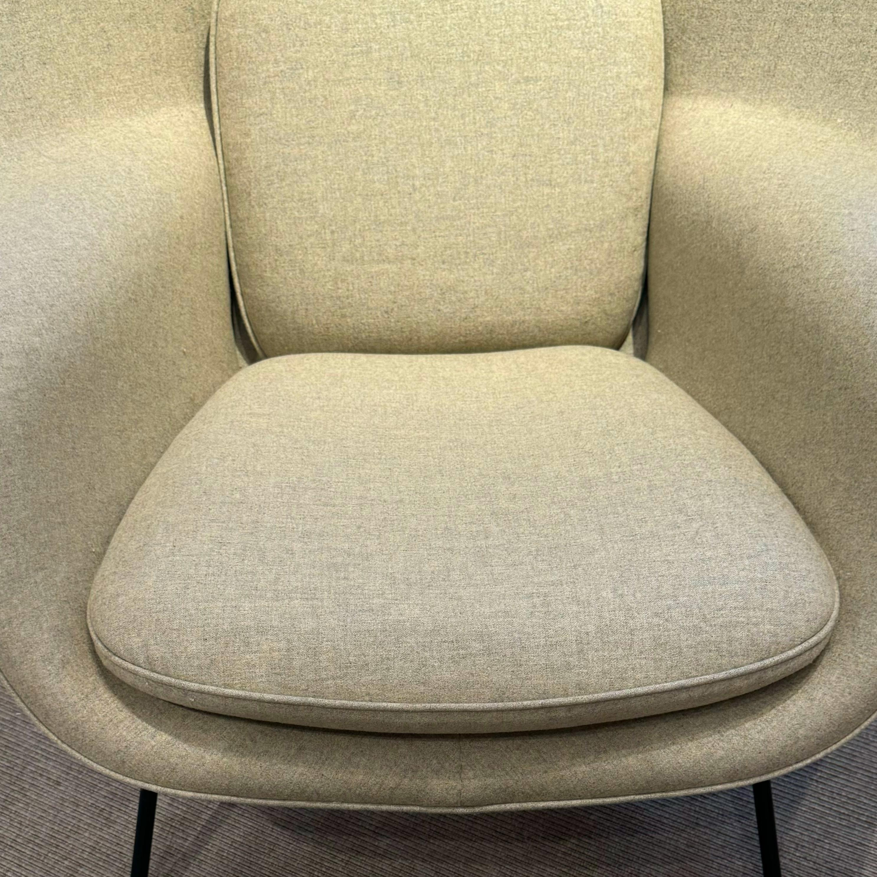 Eero Saarinen pour Knoll
Chaise et ottoman Womb, 1946 / 2000s
Tissu crème et pieds en acier
Pouf : H 16 x L 25 x P 21.5 in. (H 40,64 x L 63,5 x 54,61 cm)

La pièce peut être admirée dans notre salle d'exposition de l'Upper East Side de Manhattan.