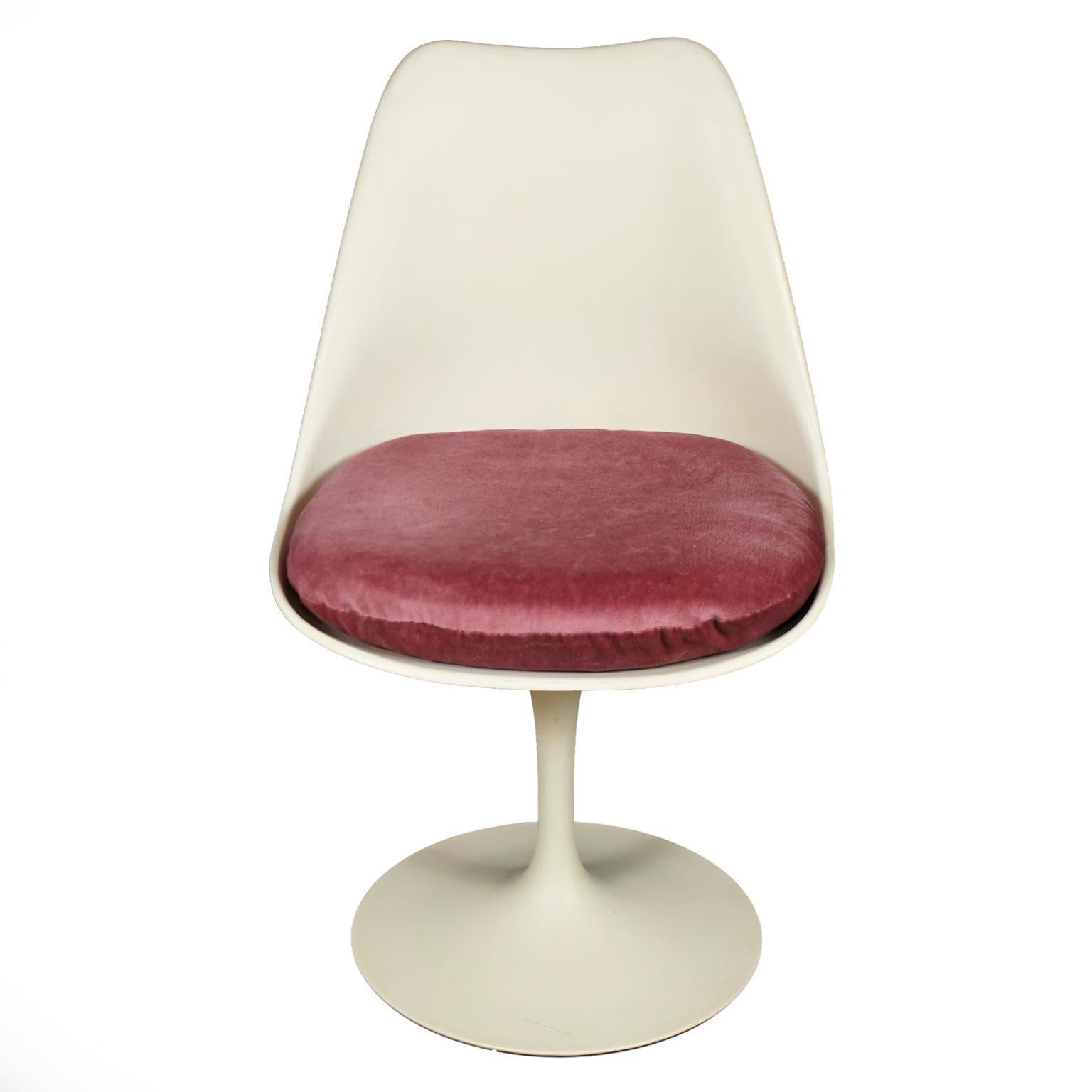 20th Century Eero Saarinen for Knoll 1960s Tulip Table and Six Chairs