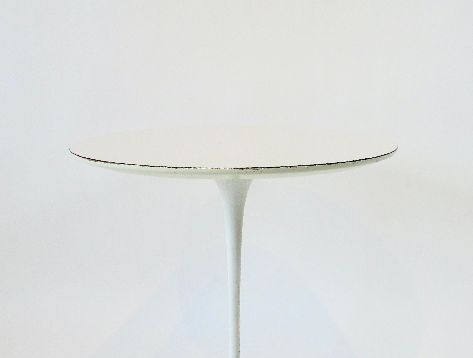 20ième siècle Eero Saarinen pour Knoll  Table d'appoint Tulip Group à piédestal de 20 pouces en vente
