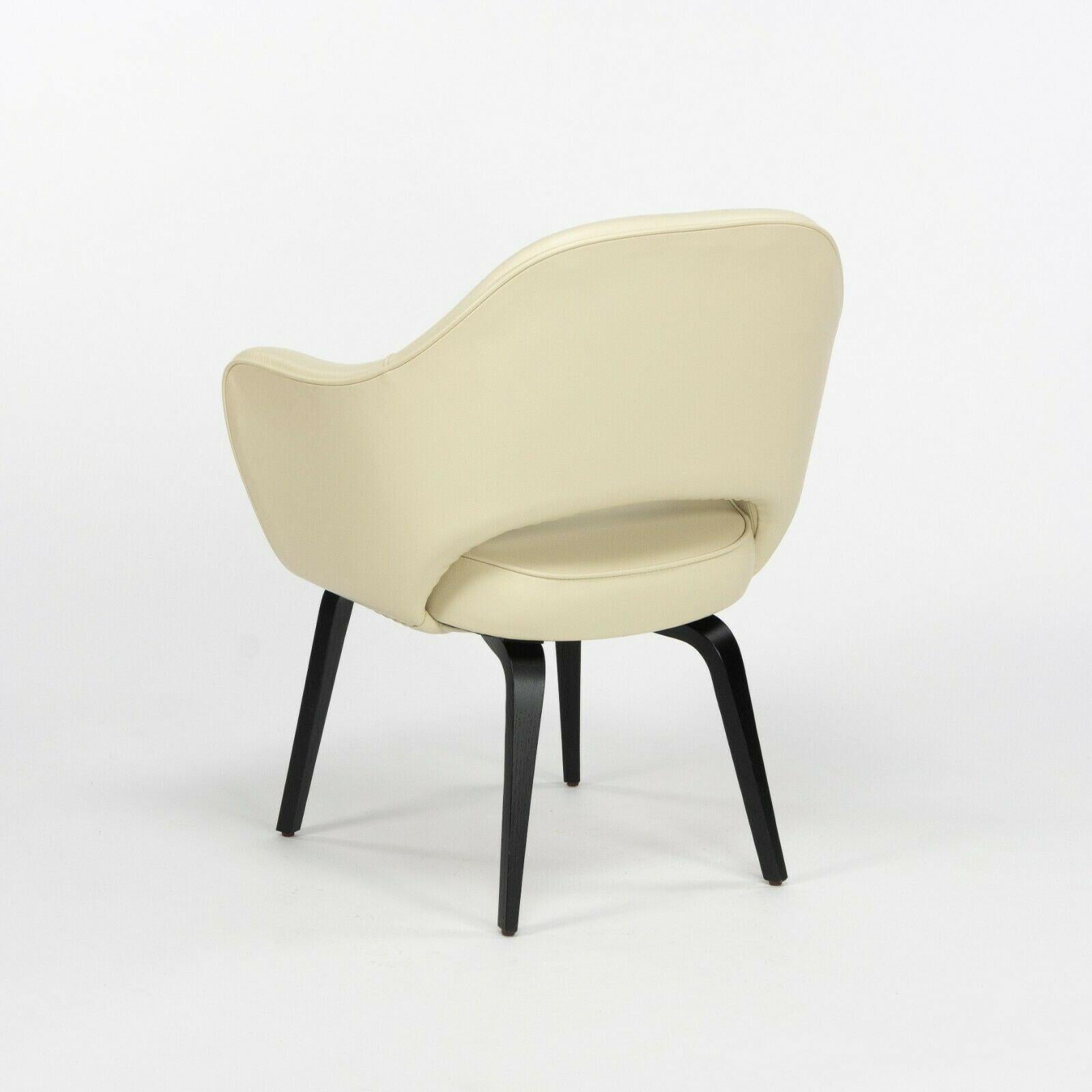 Eero Saarinen für Knoll 2020 Chefsessel mit elfenbeinfarbenem Leder und Holzbeinen im Angebot 1