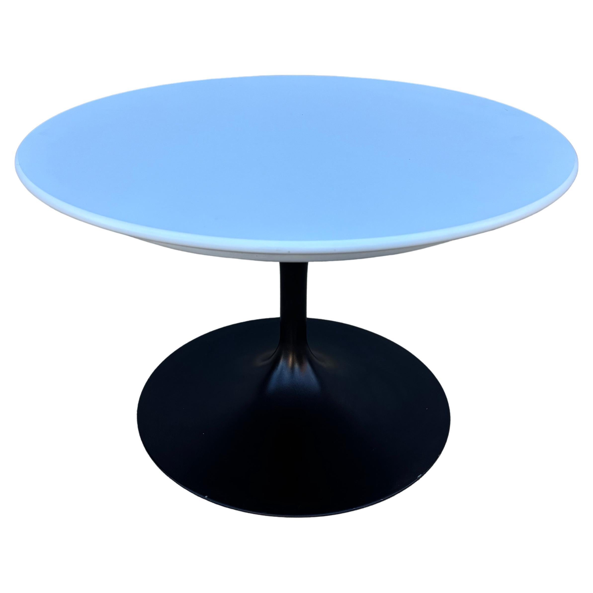 Eero Saarinen für Knoll 24" Formica Beistelltisch