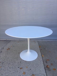 Eero Saarinen für Knoll: „Tulip“-Esstisch mit 42-Zoll-Formica-Platte