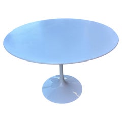 Eero Saarinen für Knoll: „Tulip“-Esstisch mit 42-Zoll-Formica-Platte