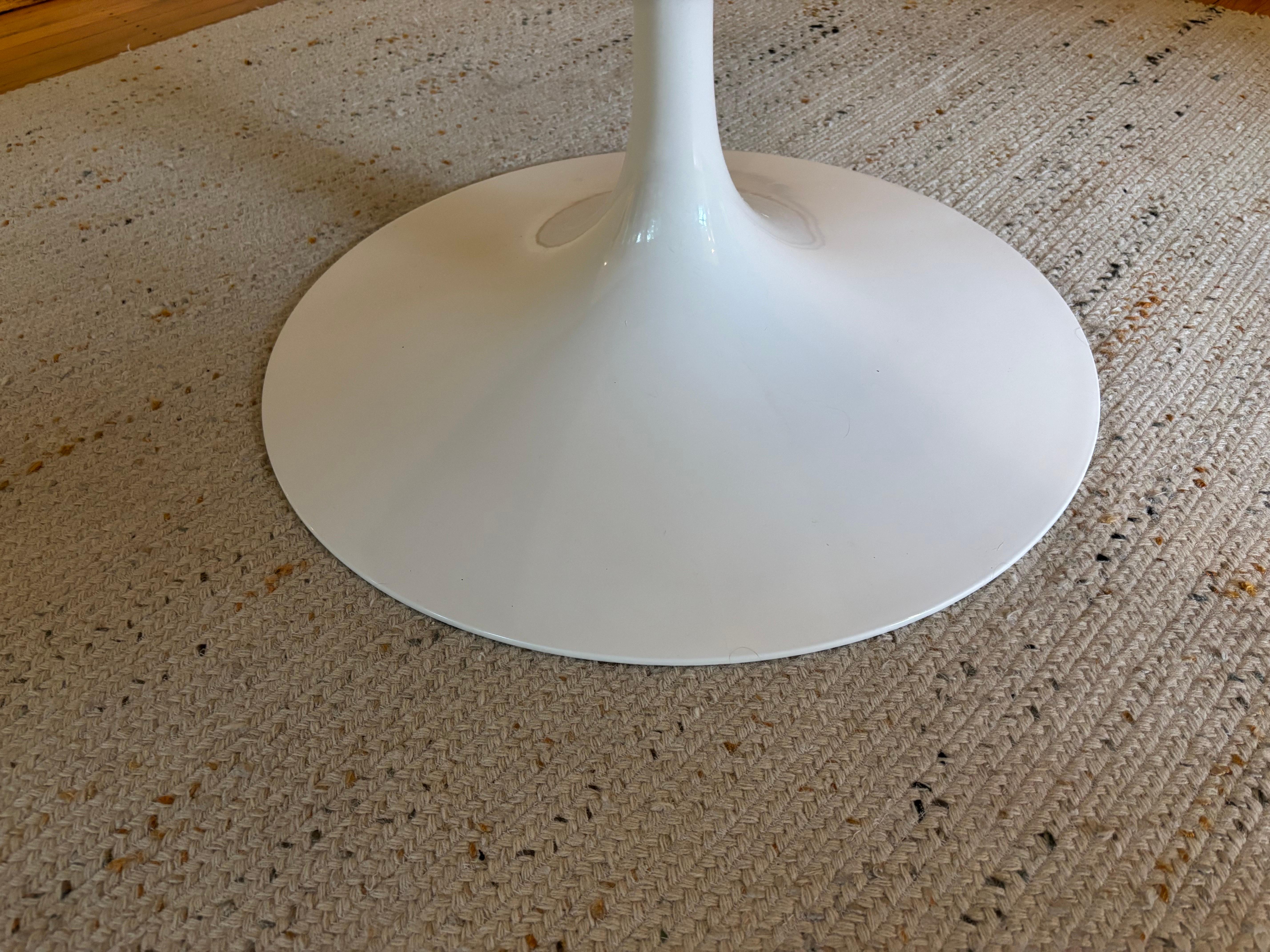 Mid-Century Modern Eero Saarinen for Knoll 54” Rosewood Dining Table For Sale