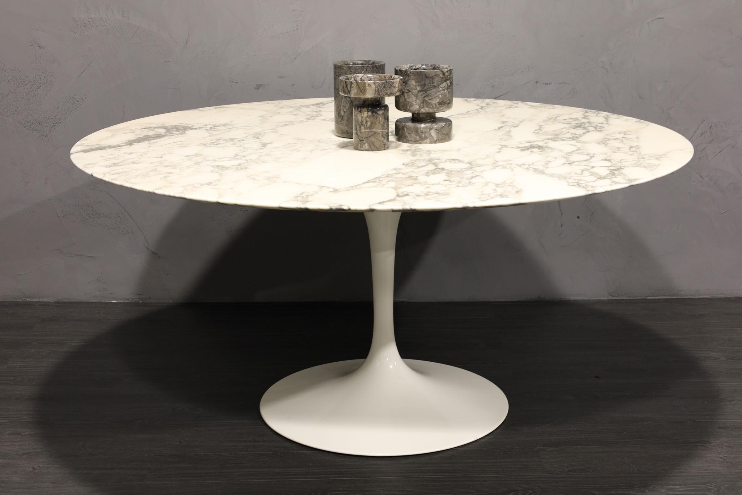 Une table tulipe d'Eero Saarinen pour Knoll très légèrement utilisée. Dans un beau marbre Arabescato avec une base blanche. Il est prêt à être utilisé immédiatement ! L'image donne un aspect jaunâtre à la table, mais elle n'est pas du tout jaune.