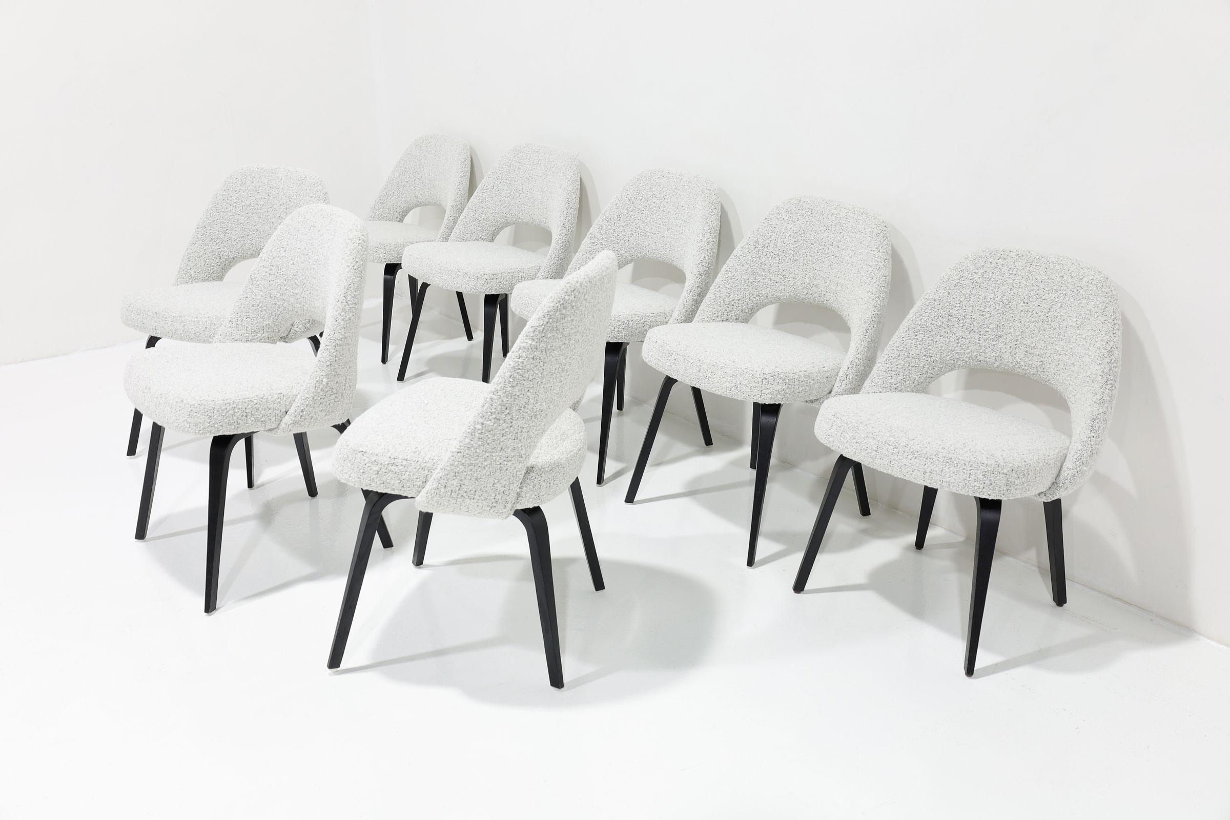 Eero Saarinen for Knoll 8 Executive Dining Chairs Black/White Boucle' Wood Legs 3