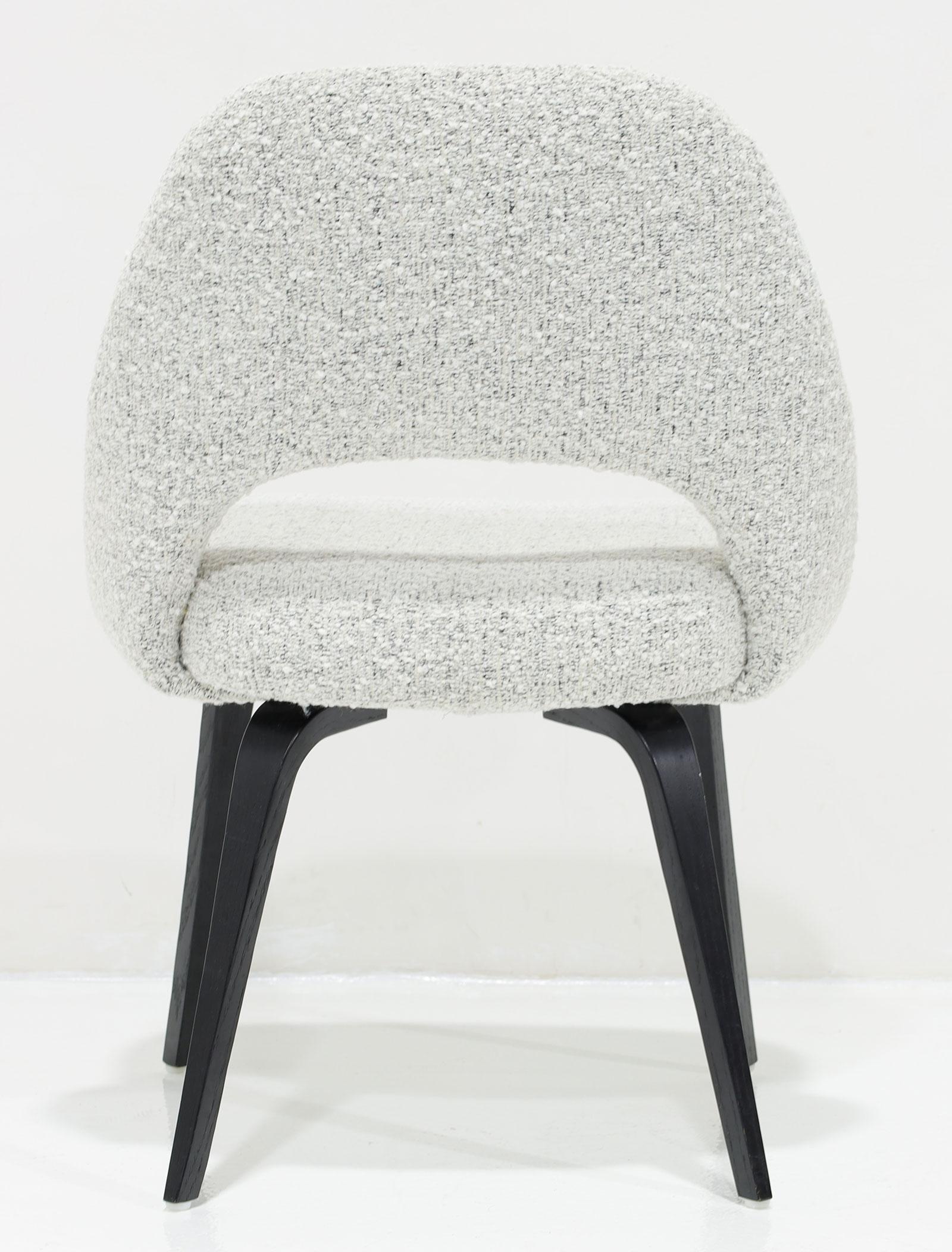 Eero Saarinen for Knoll 8 Executive Dining Chairs Black/White Boucle' Wood Legs In Good Condition In Dallas, TX