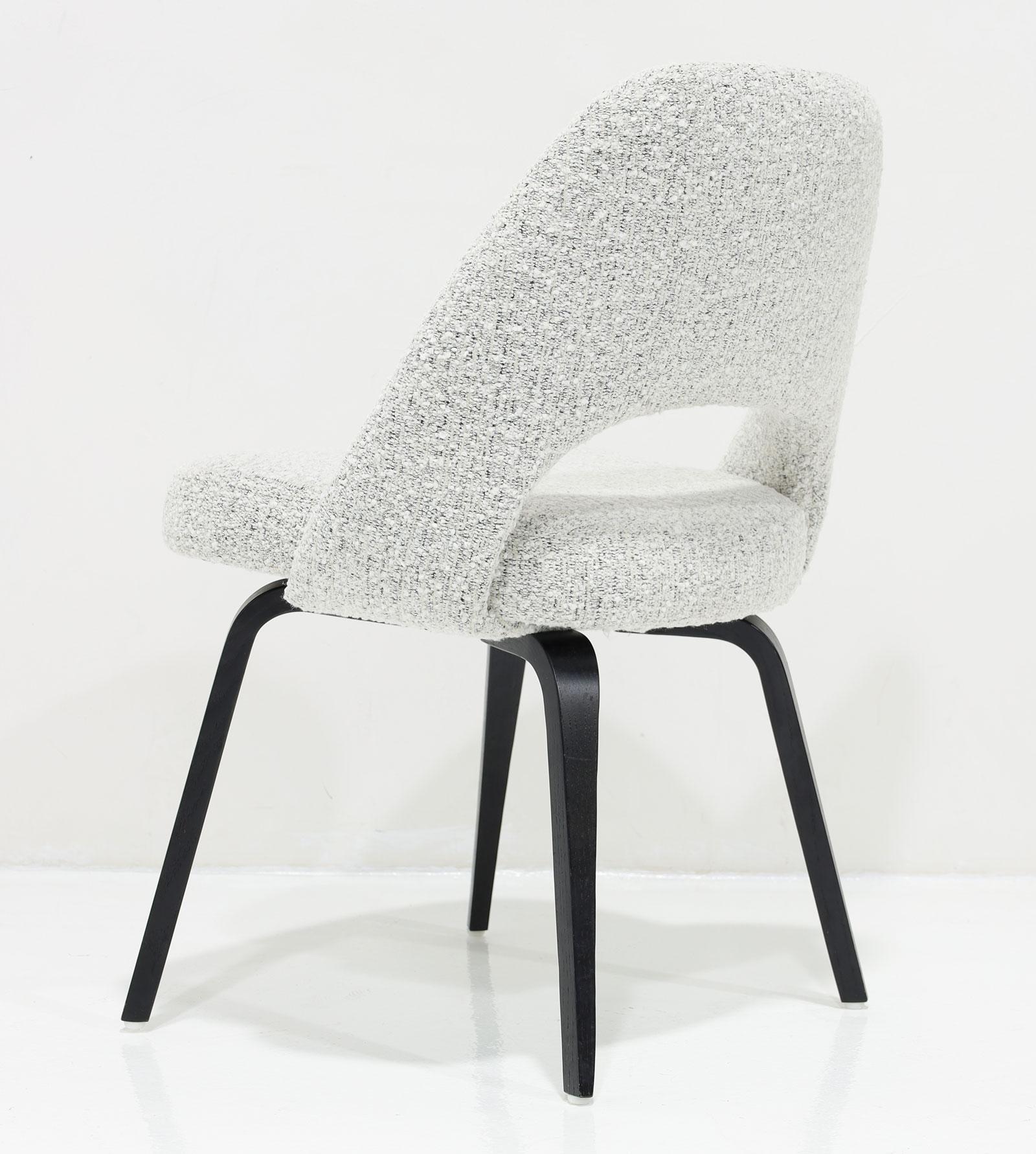 Contemporary Eero Saarinen for Knoll 8 Executive Dining Chairs Black/White Boucle' Wood Legs
