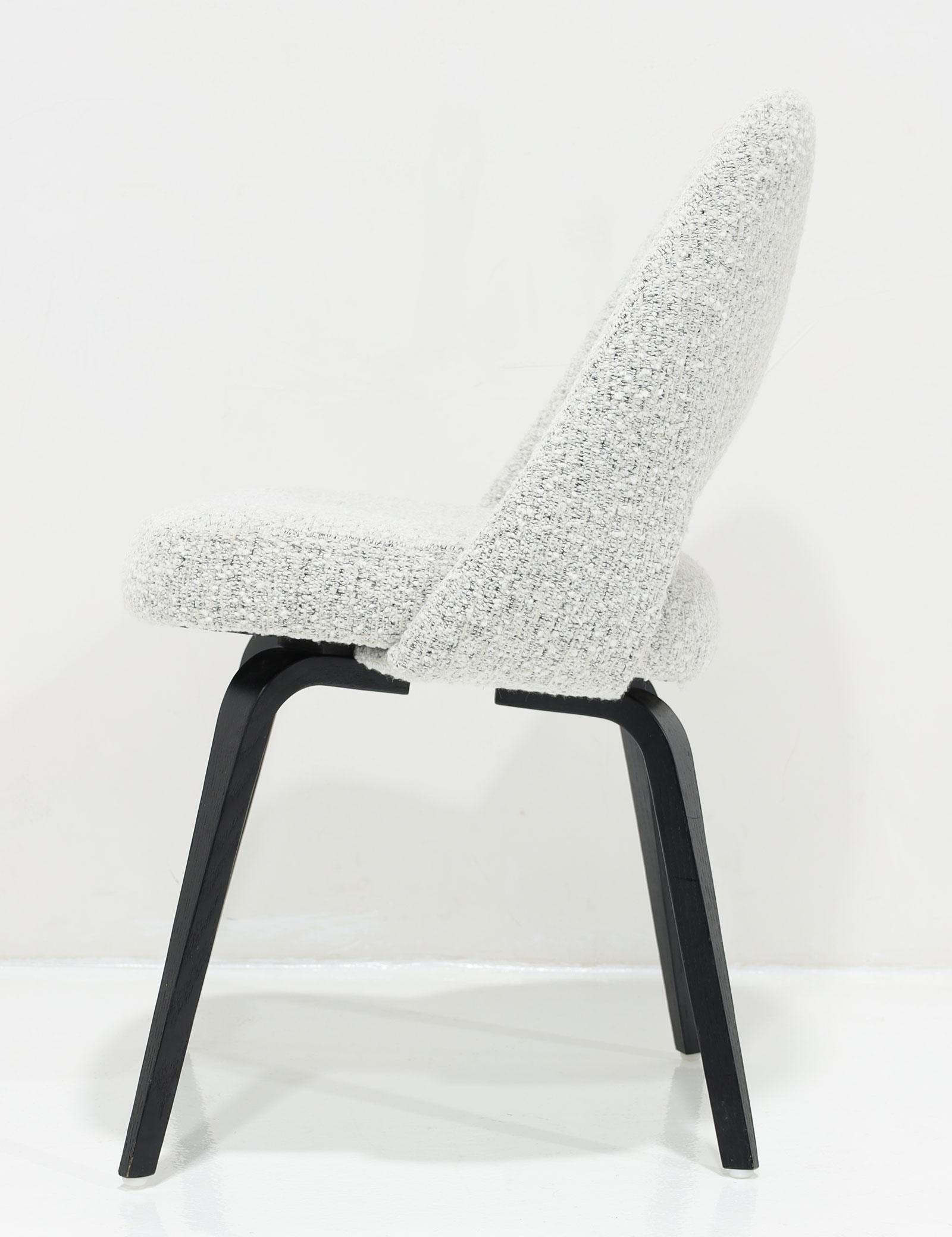 Upholstery Eero Saarinen for Knoll 8 Executive Dining Chairs Black/White Boucle' Wood Legs