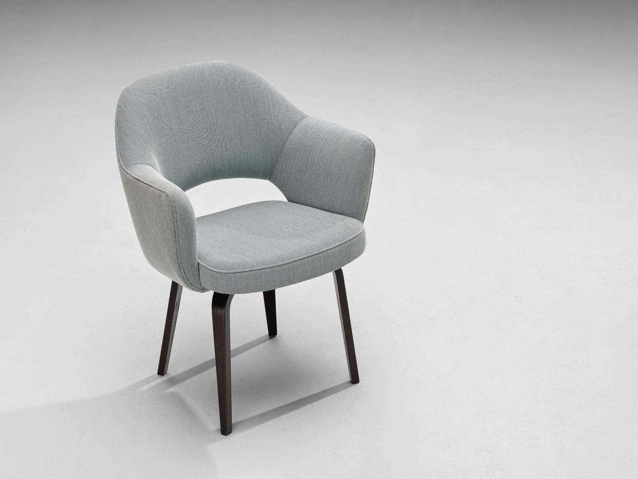 Eero Saarinen pour Knoll International, chaise 'Conference', hêtre, tissu, États-Unis, design 1948

Fauteuil iconique conçu par Eero Saarinen. Ce modèle bien connu est retapissé dans un tissu bleu. La chaise présente une forme fluide et sculpturale.