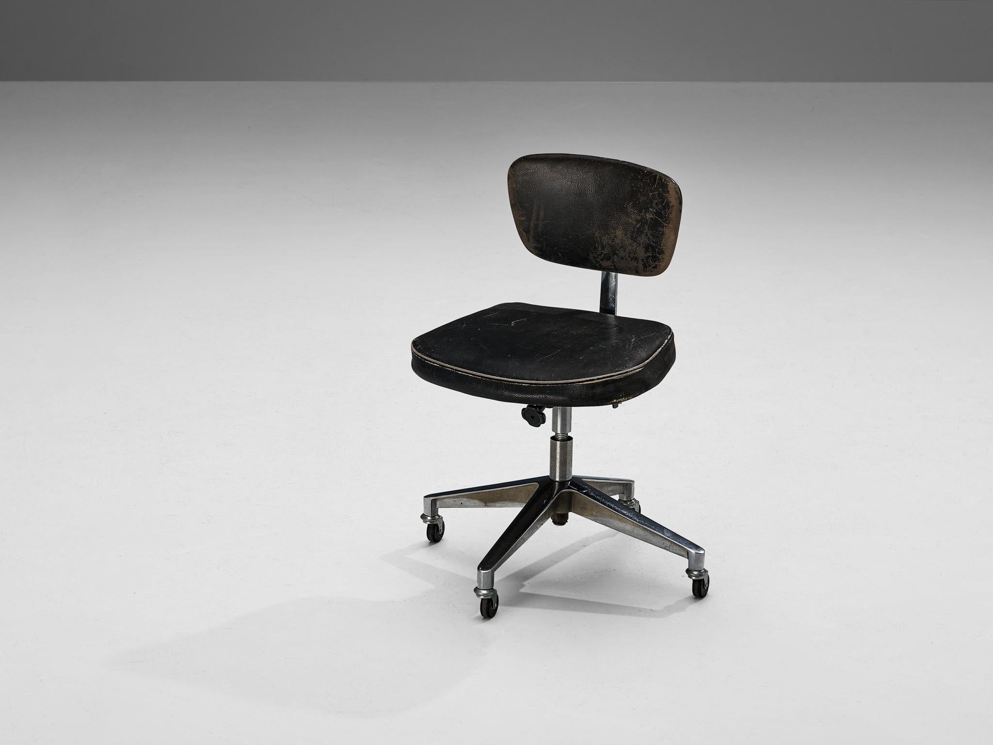 Eero Saarinen for Knoll, desk chair, model 76S, leather, metal, United States, design 1950, later production

This rare model 76S office chair by Eero Saarinen for Knoll belongs to the 70-Series seating collection developed in 1950. The