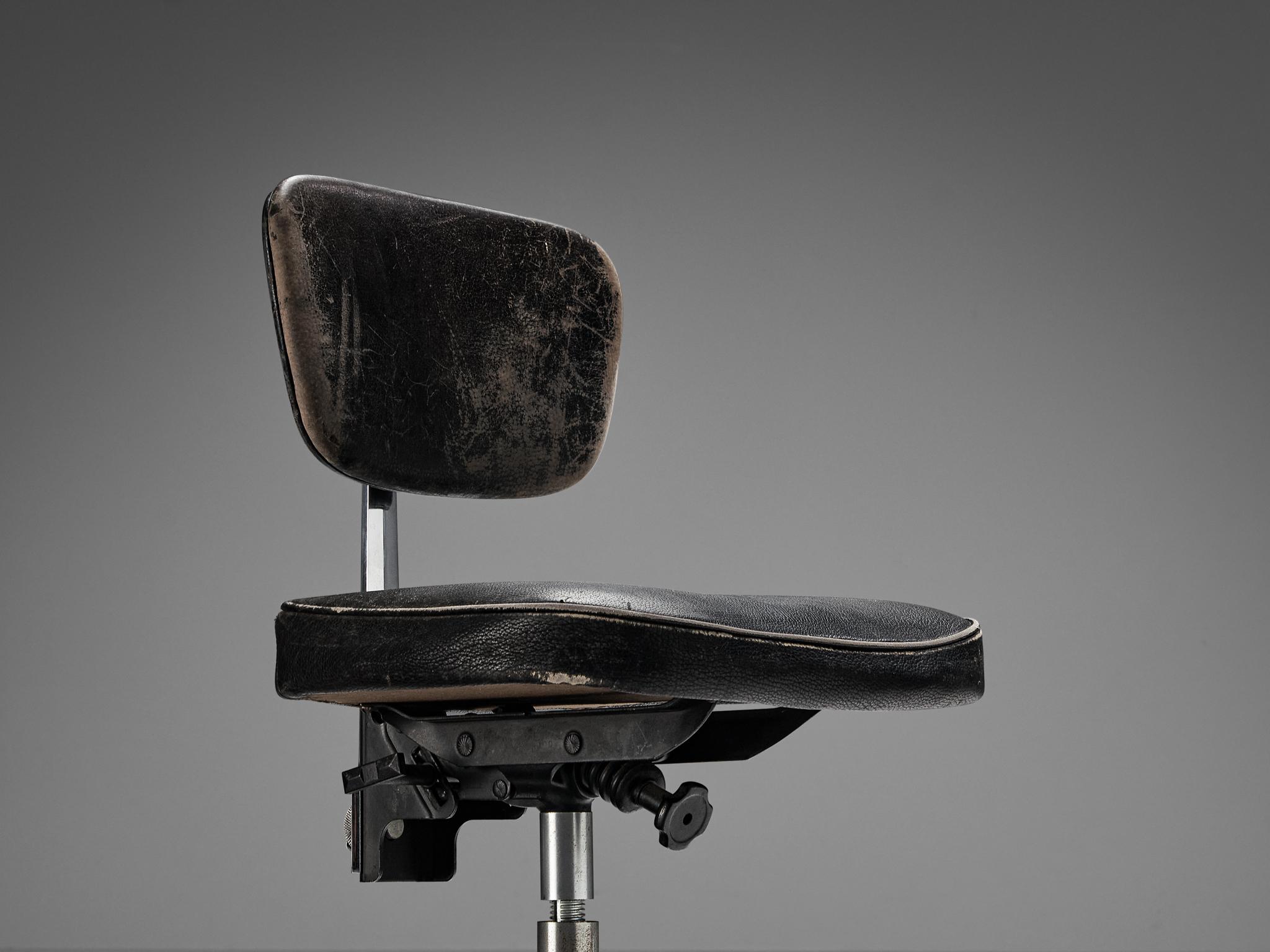 Eero Saarinen for Knoll Desk Chair in Black Leather and Metal  In Good Condition For Sale In Waalwijk, NL
