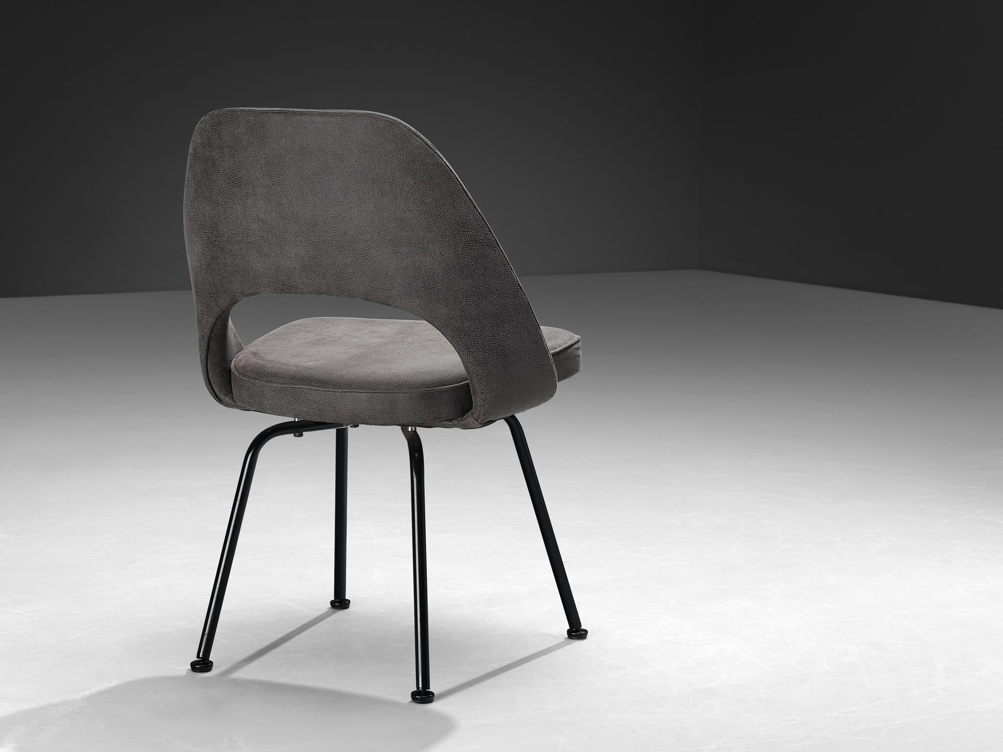 Mid-Century Modern Eero Saarinen for Knoll Dining Chair in Grey Leather and Black Metal For Sale