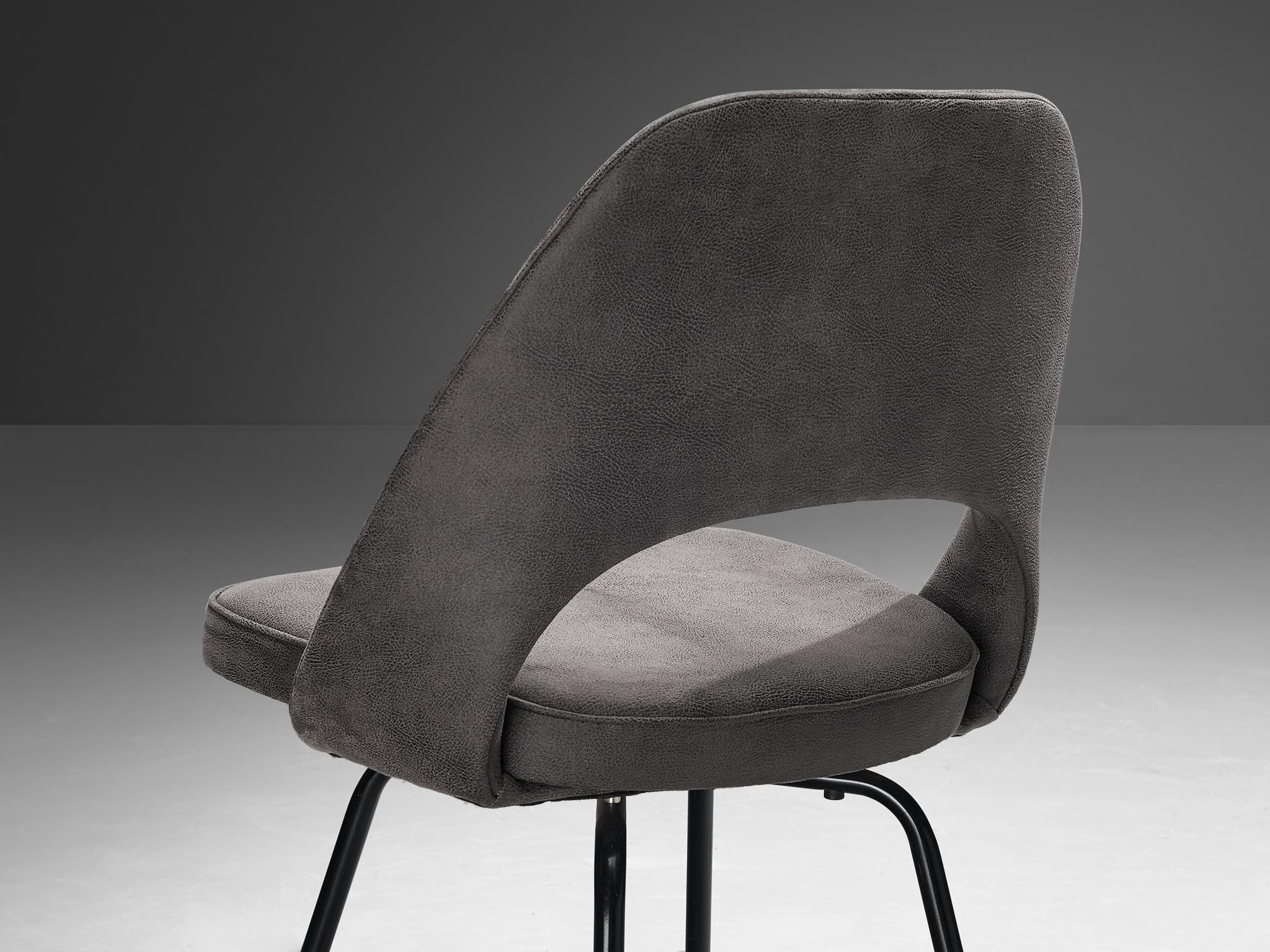 American Eero Saarinen for Knoll Dining Chair in Grey Leather and Black Metal For Sale