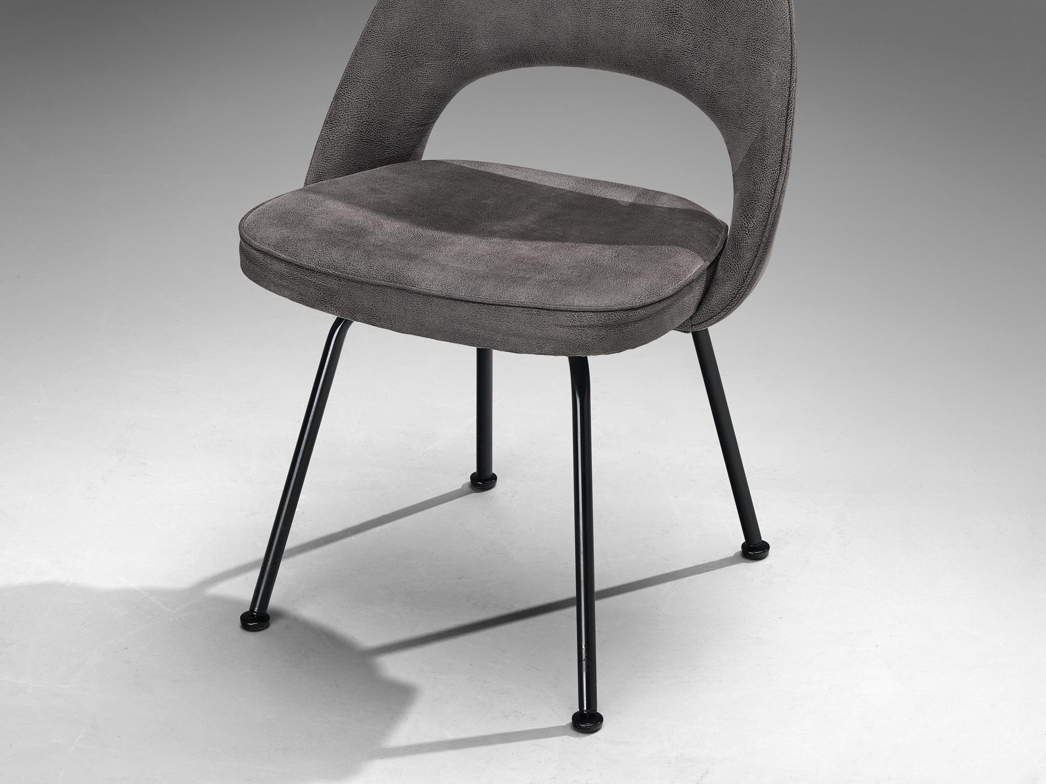 Eero Saarinen for Knoll Dining Chair in Grey Leather and Black Metal For Sale 1