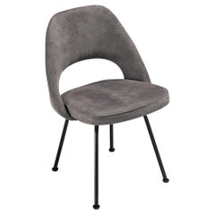 Esszimmerstuhl von Eero Saarinen für Knoll aus grauem Leder und schwarzem Metall