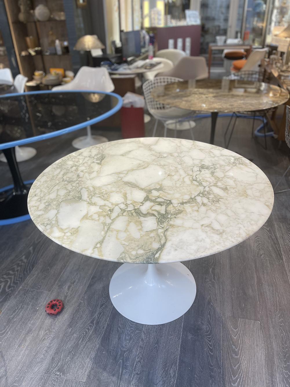 Eero SAARINEN for KNOLL International,
dining table,
white lacquered cast aluminum tulip base,
Calacatta oro verde marble top Marked under the base.
Dimension :
D: 107cm
Height: 72cm.

More photos on request.
Worldwide delivery with quote