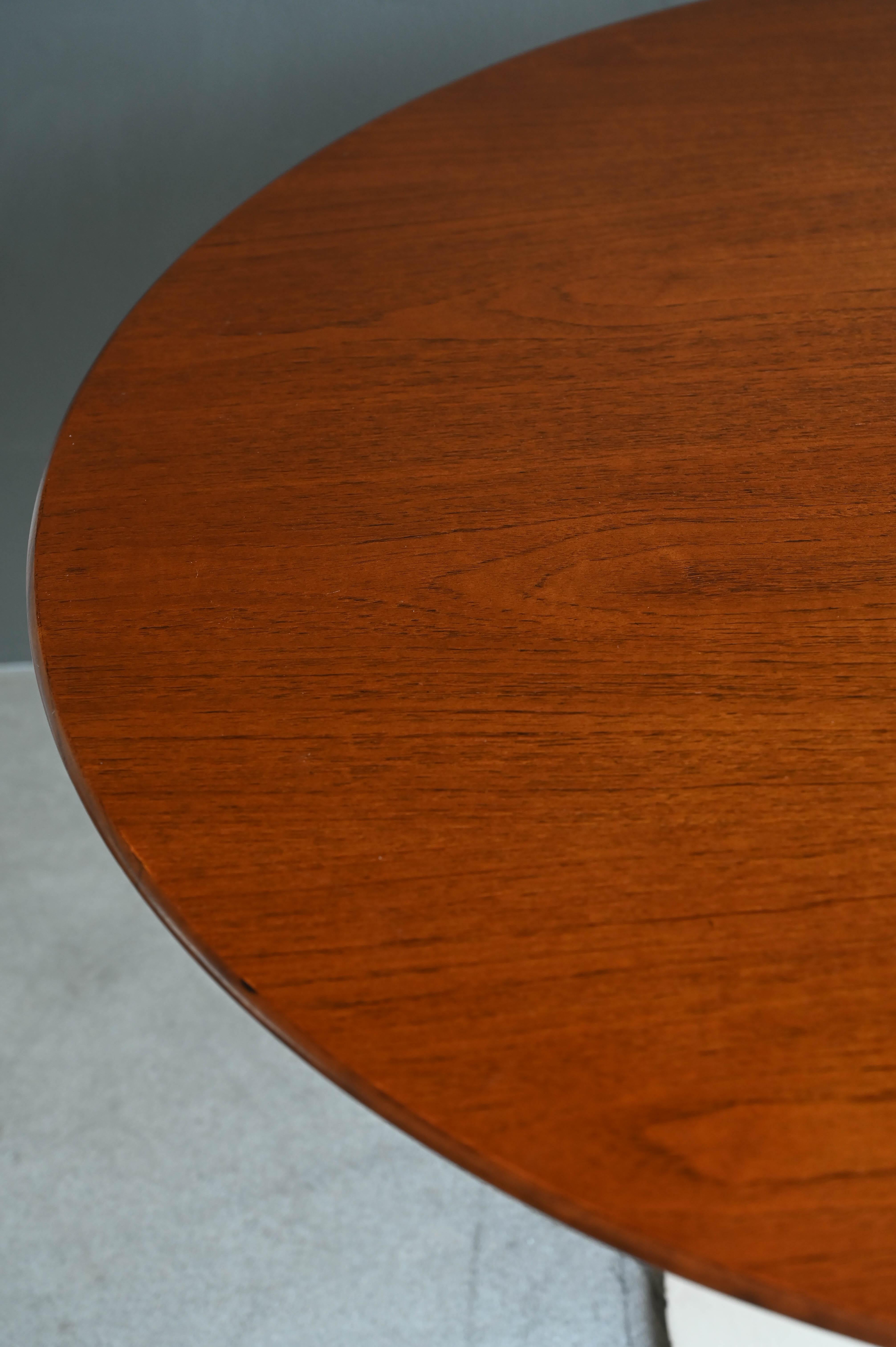 Eero Saarinen for Knoll Early Walnut Dining Table 42