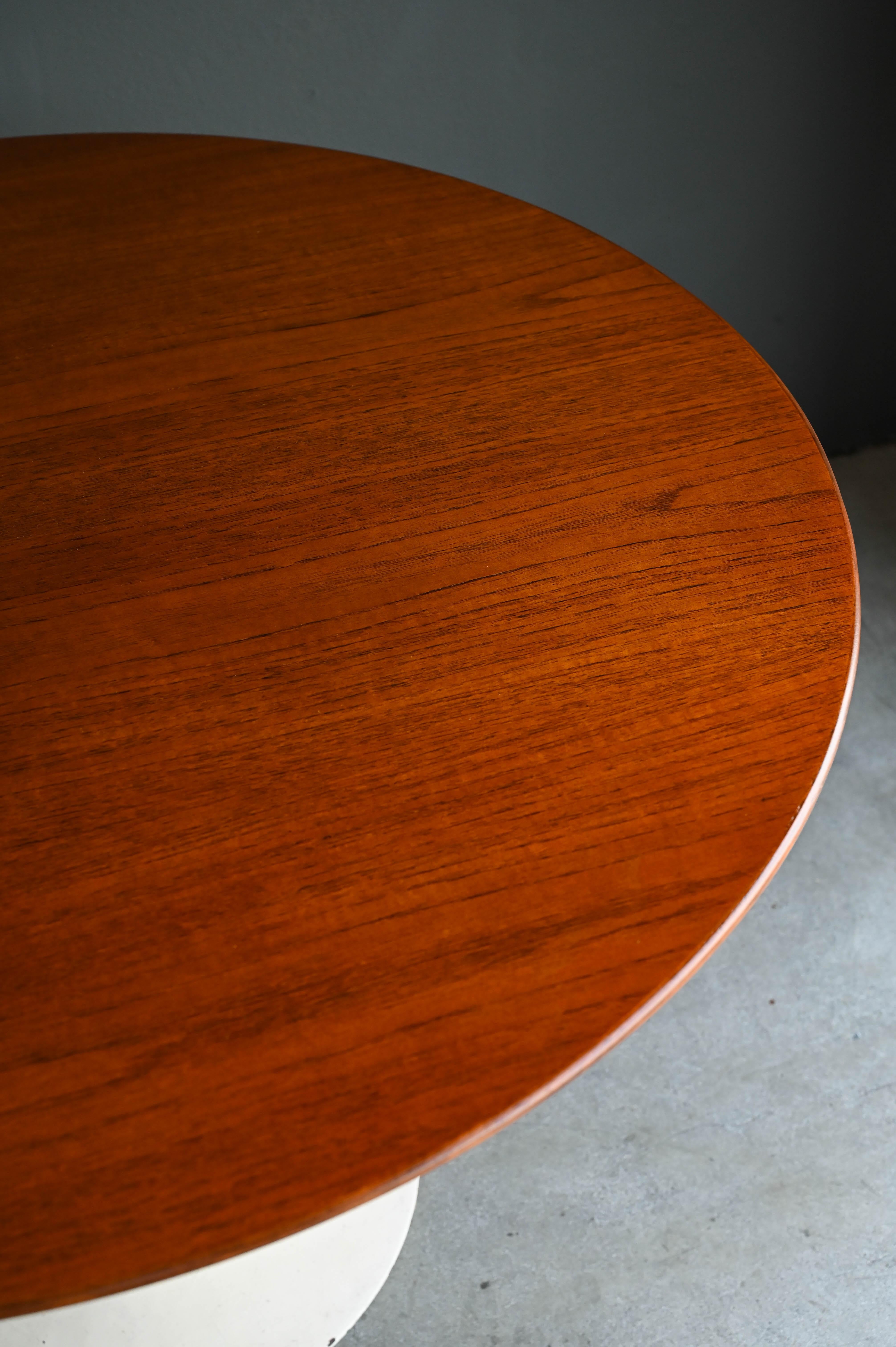Eero Saarinen for Knoll Early Walnut Dining Table 42