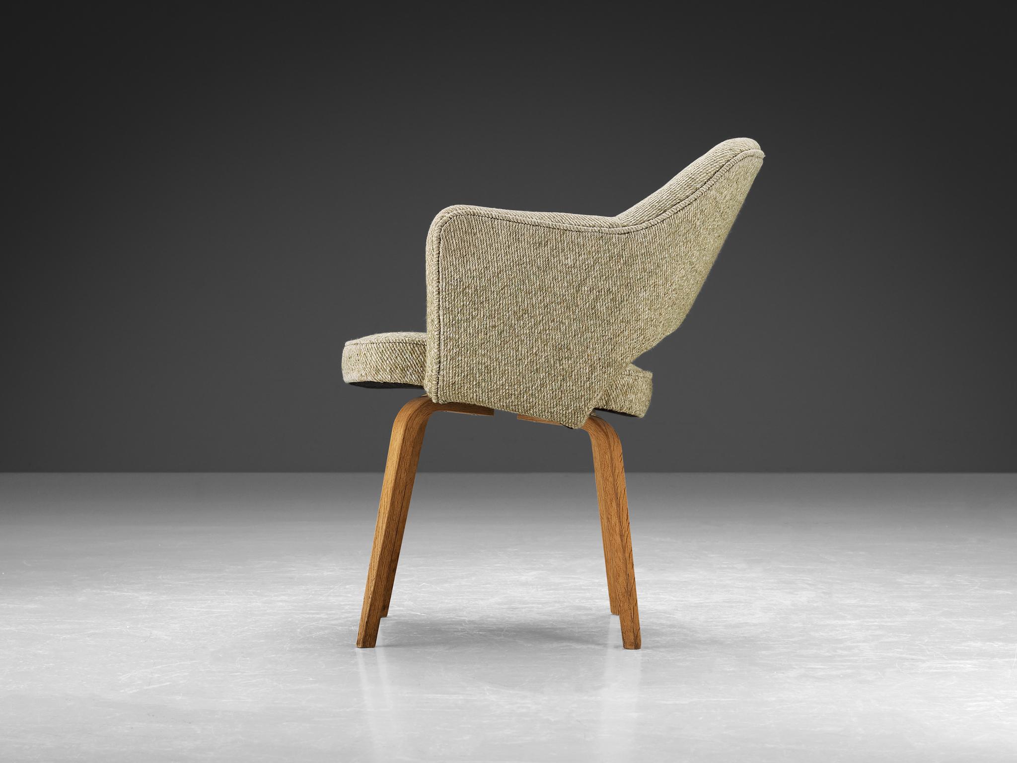 Mid-Century Modern Eero Saarinen for Knoll 'Executive' Armchair in Beige Creme Fabric and Oak  For Sale